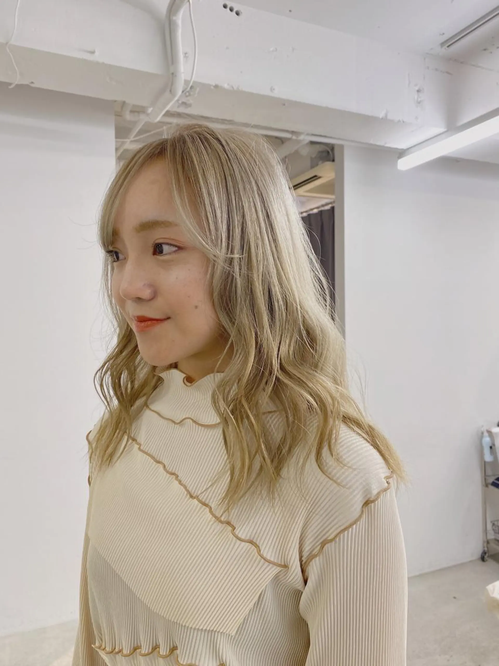 ミディアム カラー ヘアアレンジ ブロンド ホワイトブロンド Flamme Annaのヘアスタイル