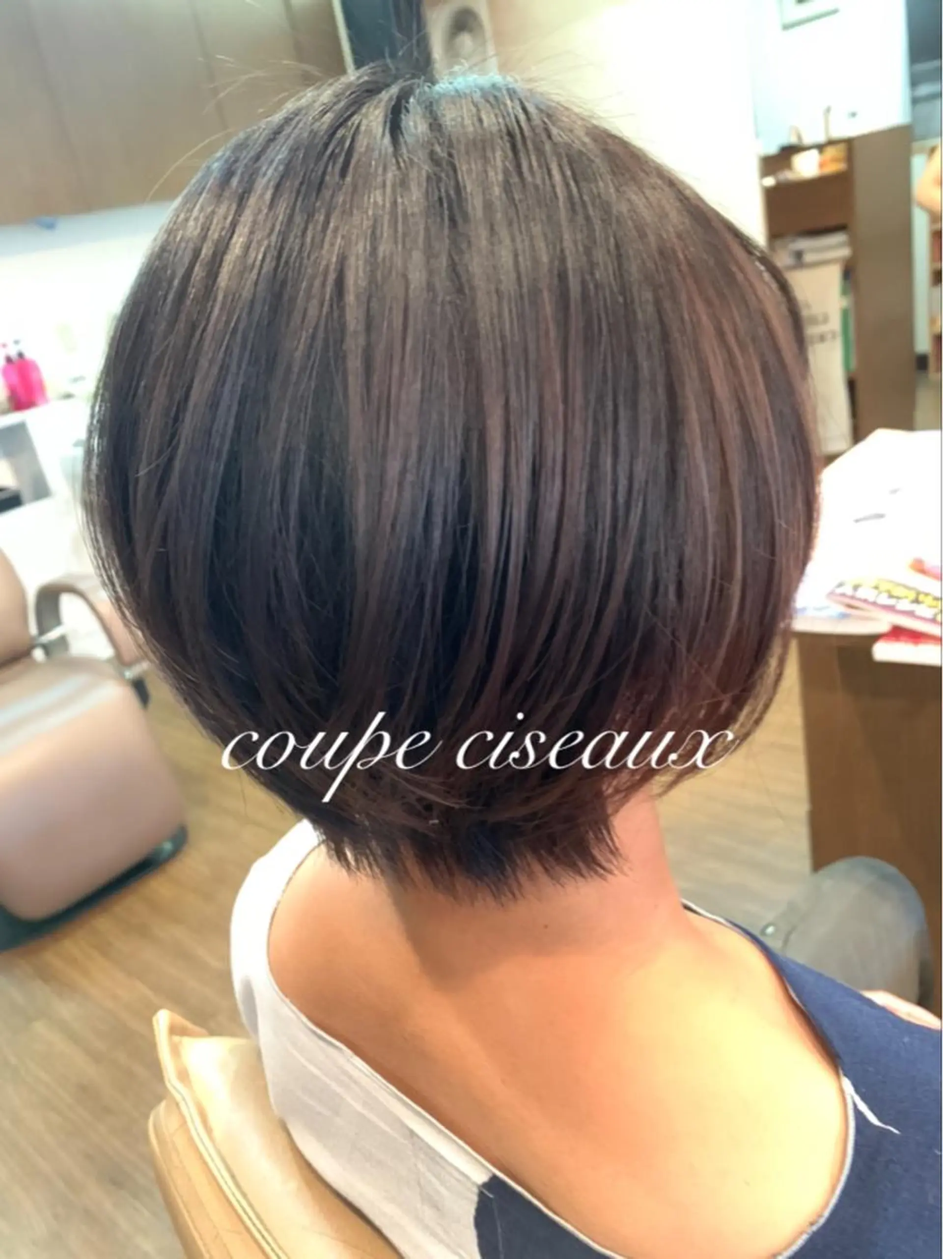 ショート カラー coupe ciseauxのヘアスタイル
