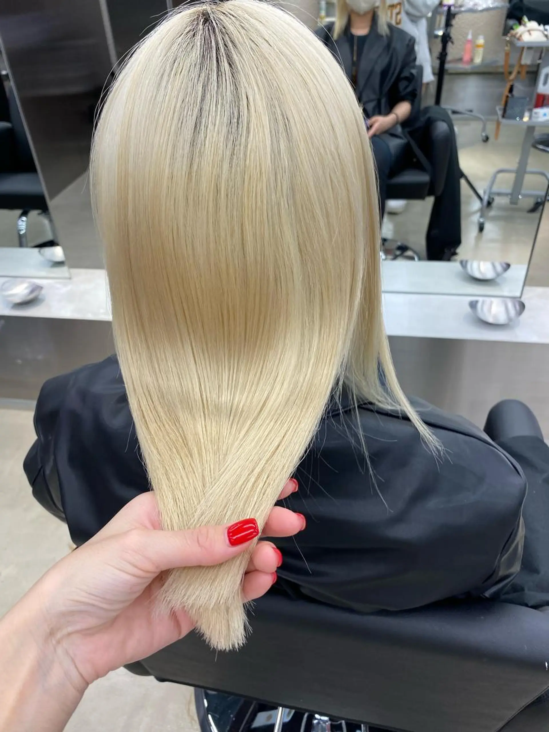 セミロング PELE WAKAのヘアスタイル