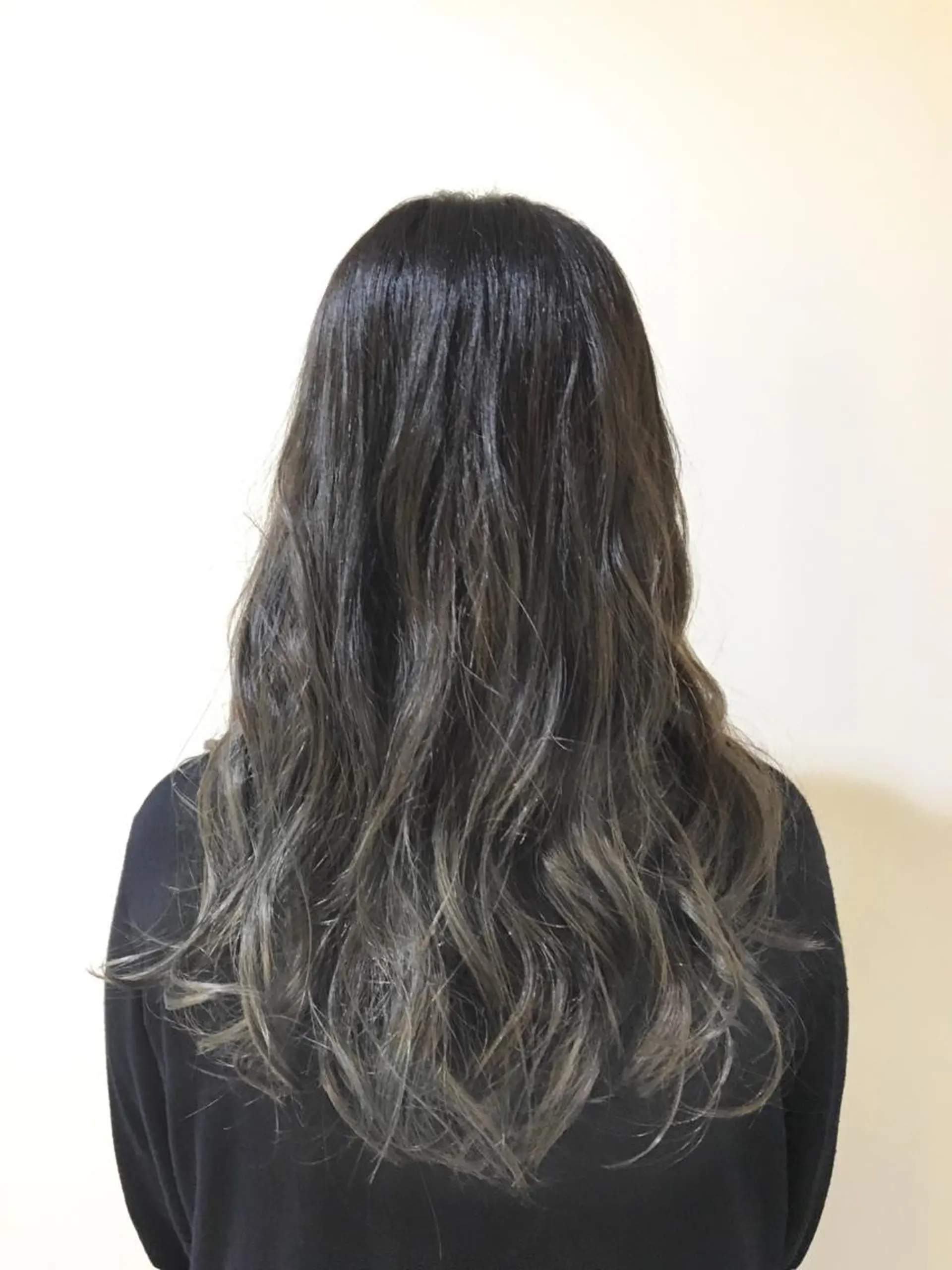 ロング カラー パーマ グラデーションカラー グレージュ ぱつっとボブ/ 小野あかねのヘアスタイル