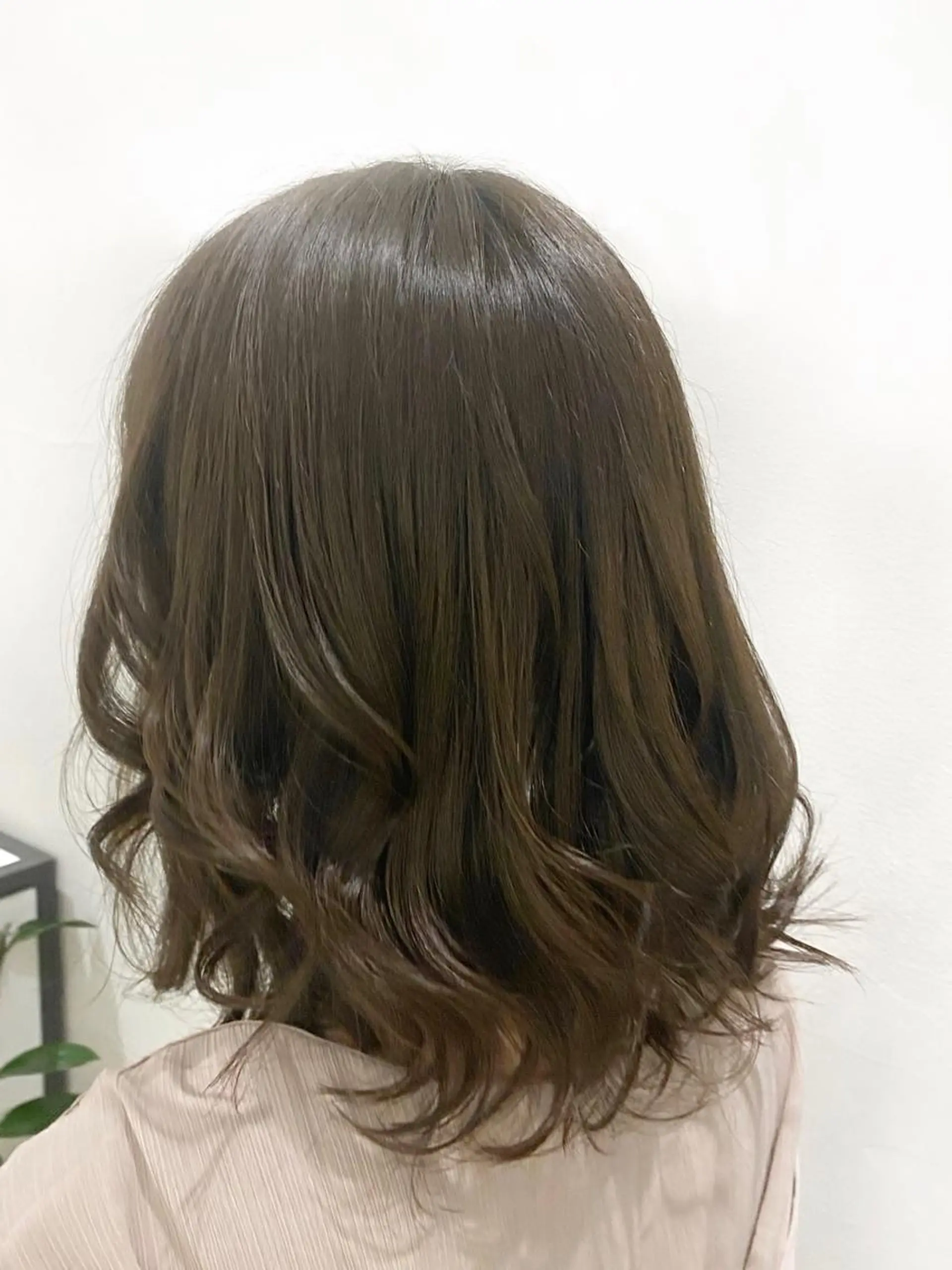 セミロング カラー ベージュカラー 透明感カラー フォギーベージュ 予約 停止のヘアスタイル