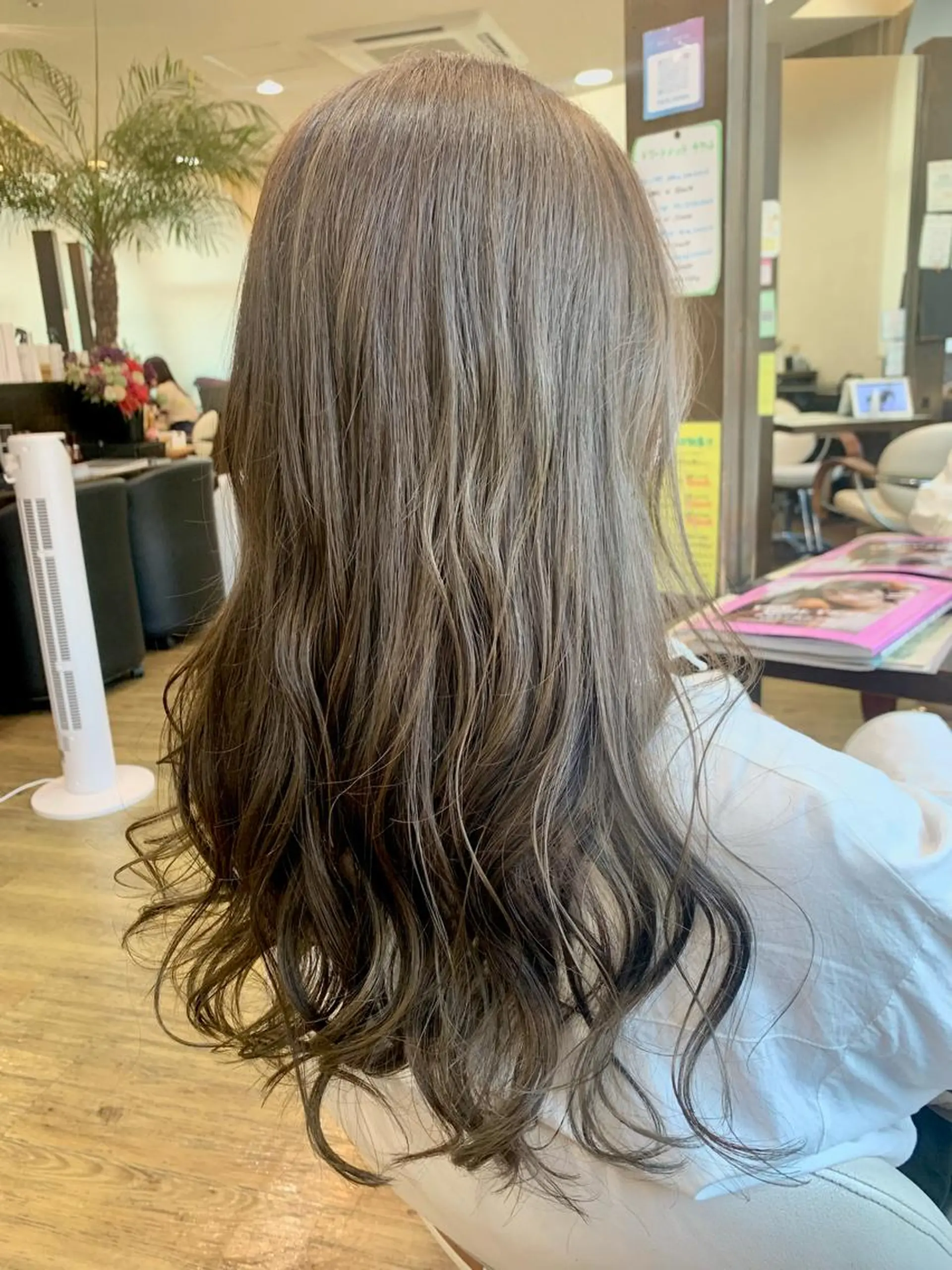 ロング カラー ブリーチ グレージュ ミルクティーグレージュ ブリーチなしカラー ヘアカラー 佐藤 瑚碧のヘアスタイル