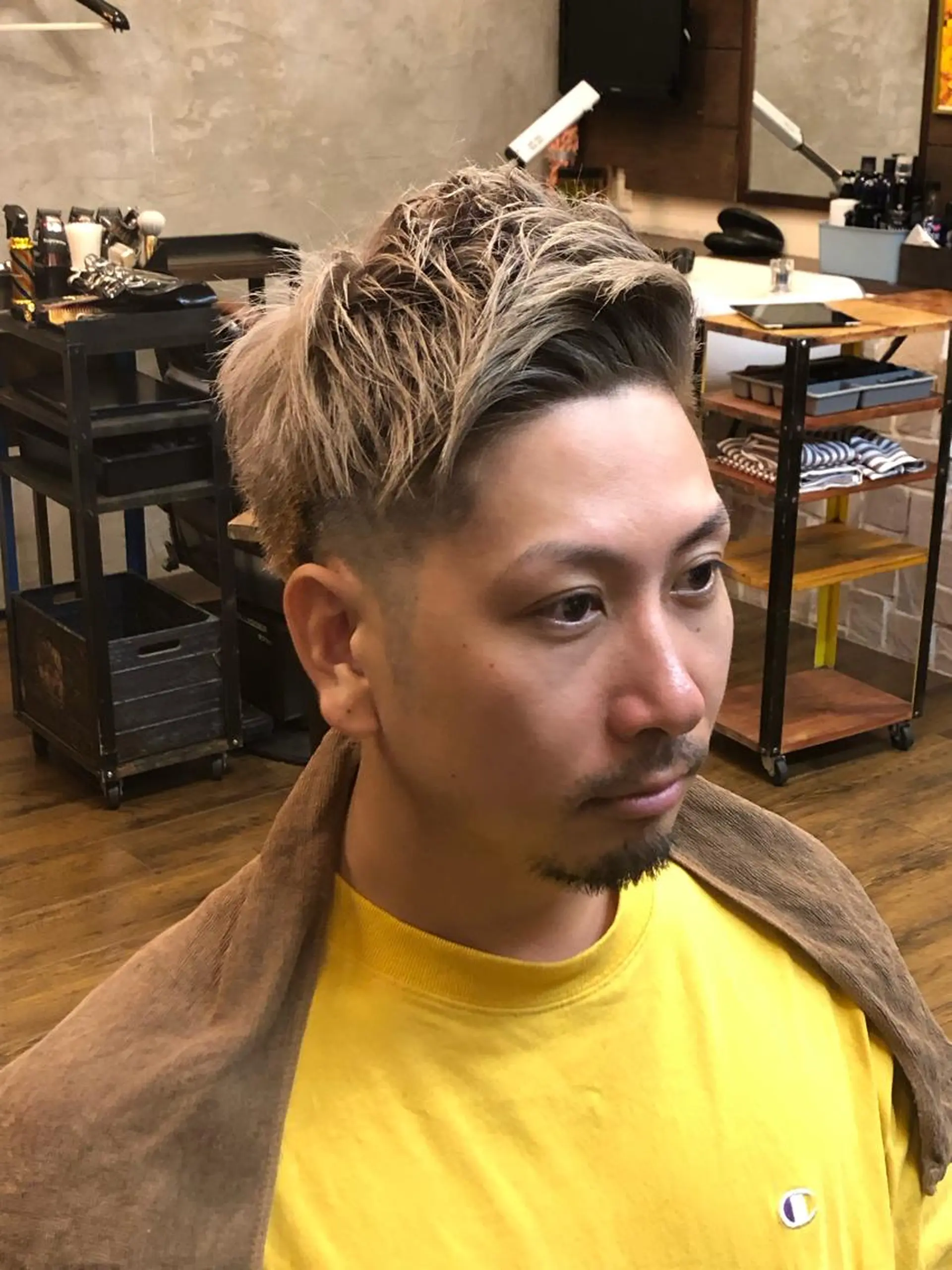ショート メンズ アップバング フェードカット ツーブロック ナイルプラス ヨウのヘアスタイル
