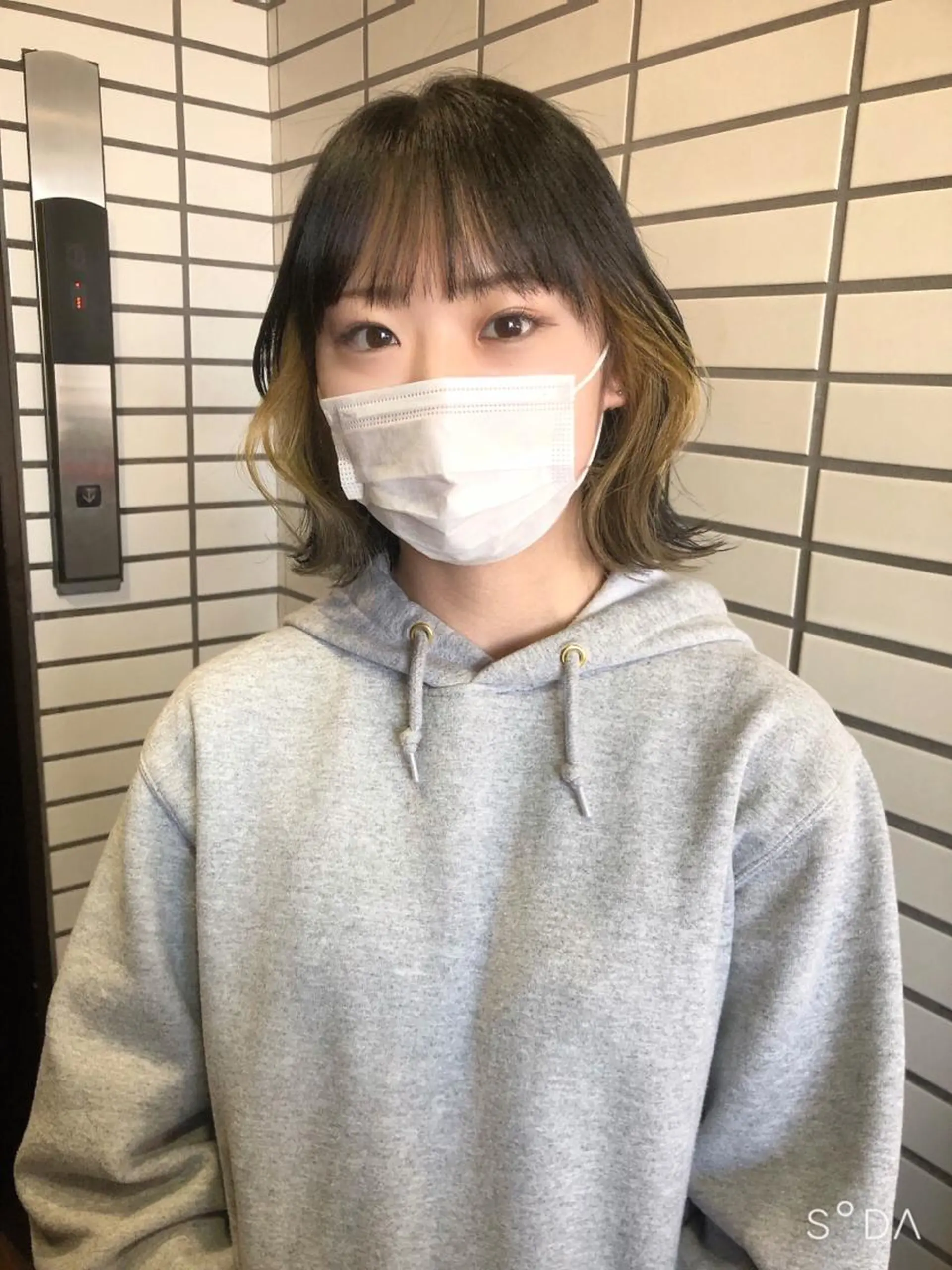 ミディアム カラー イヤリングカラー ヘアカラー トリートメント トレンドヘア🌿 chinariのヘアスタイル