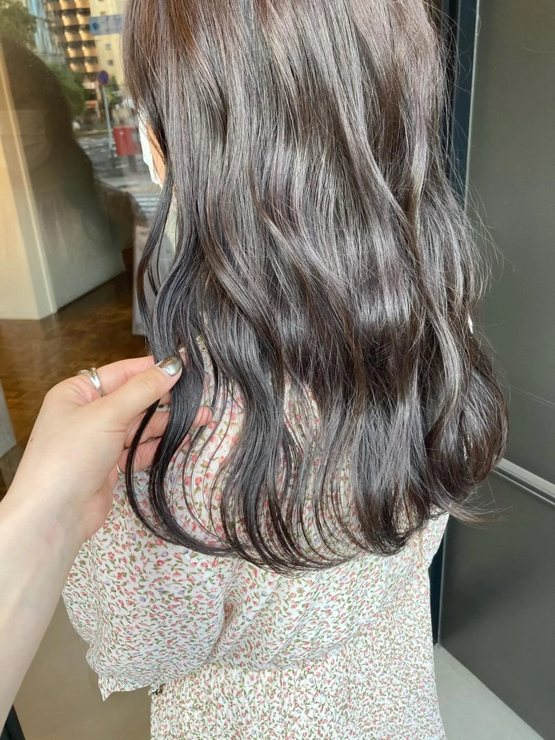 セミロング オオタ ユキのヘアスタイル