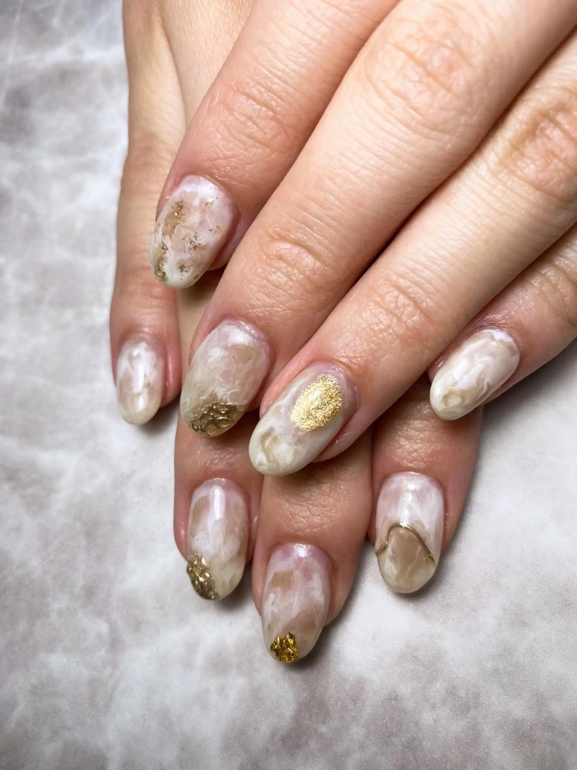 ネイル アイブロウ 大理石ネイル(マーブル) ミラーネイル 持ち込み ニュアンスネイル ハンドネイル ハンドケア 🌿Charme🌿 MAIのネイルデザイン