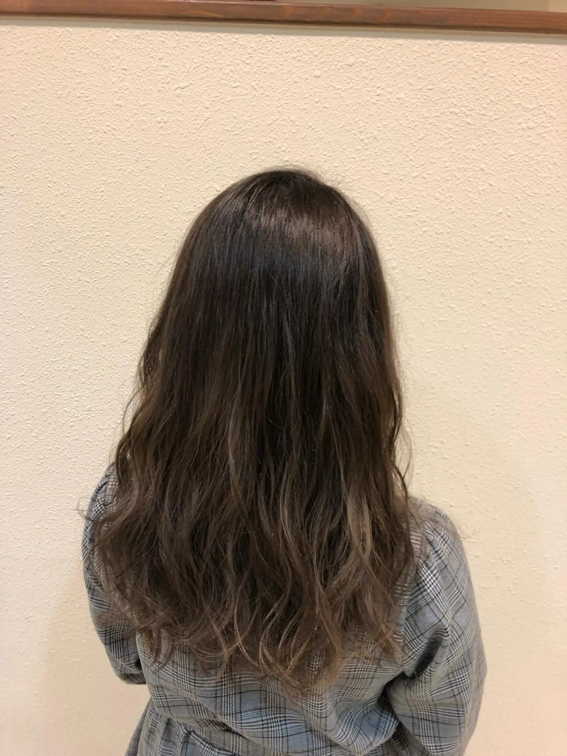 ロング カラー グラデーションカラー グレージュ 中川 茜里のヘアスタイル
