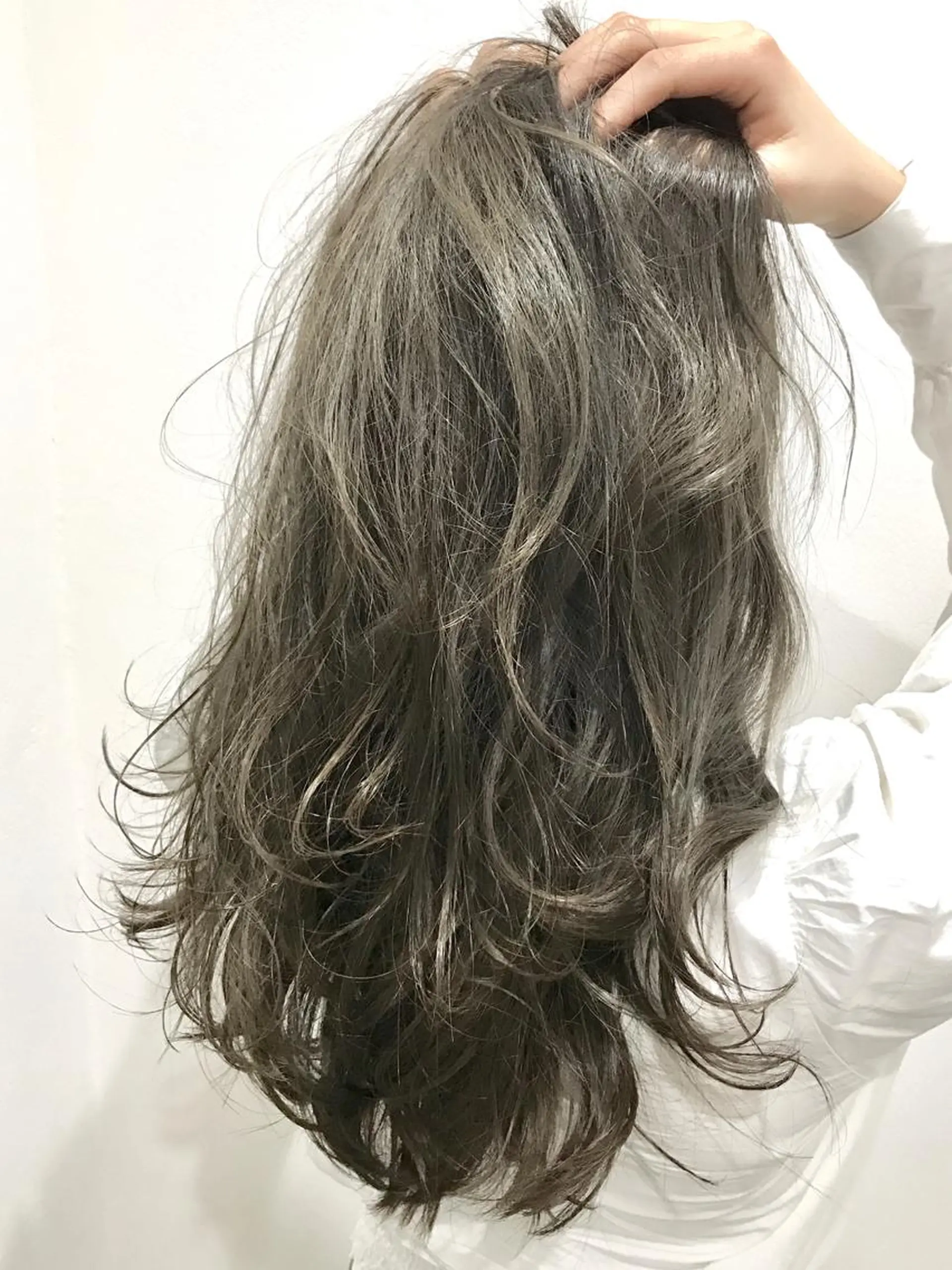 ロング カラー アディクシーカラー アッシュ ブリーチ グラデーションカラー ハイライトカラー addict所属・井坂 弘人のヘアスタイル