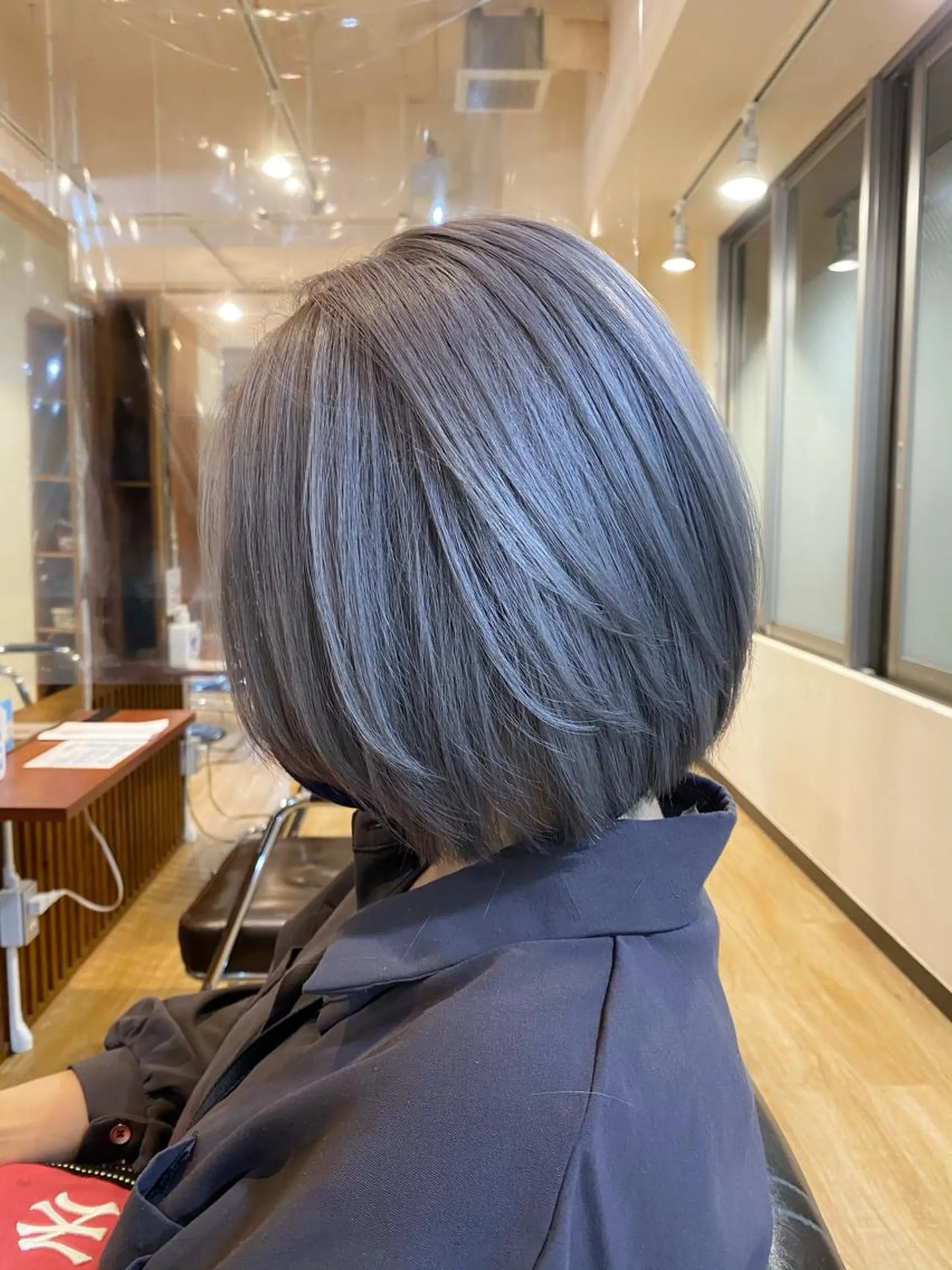 ショート カラー シルバー 白髪ぼかし バレイヤージュ志鎌のヘアスタイル