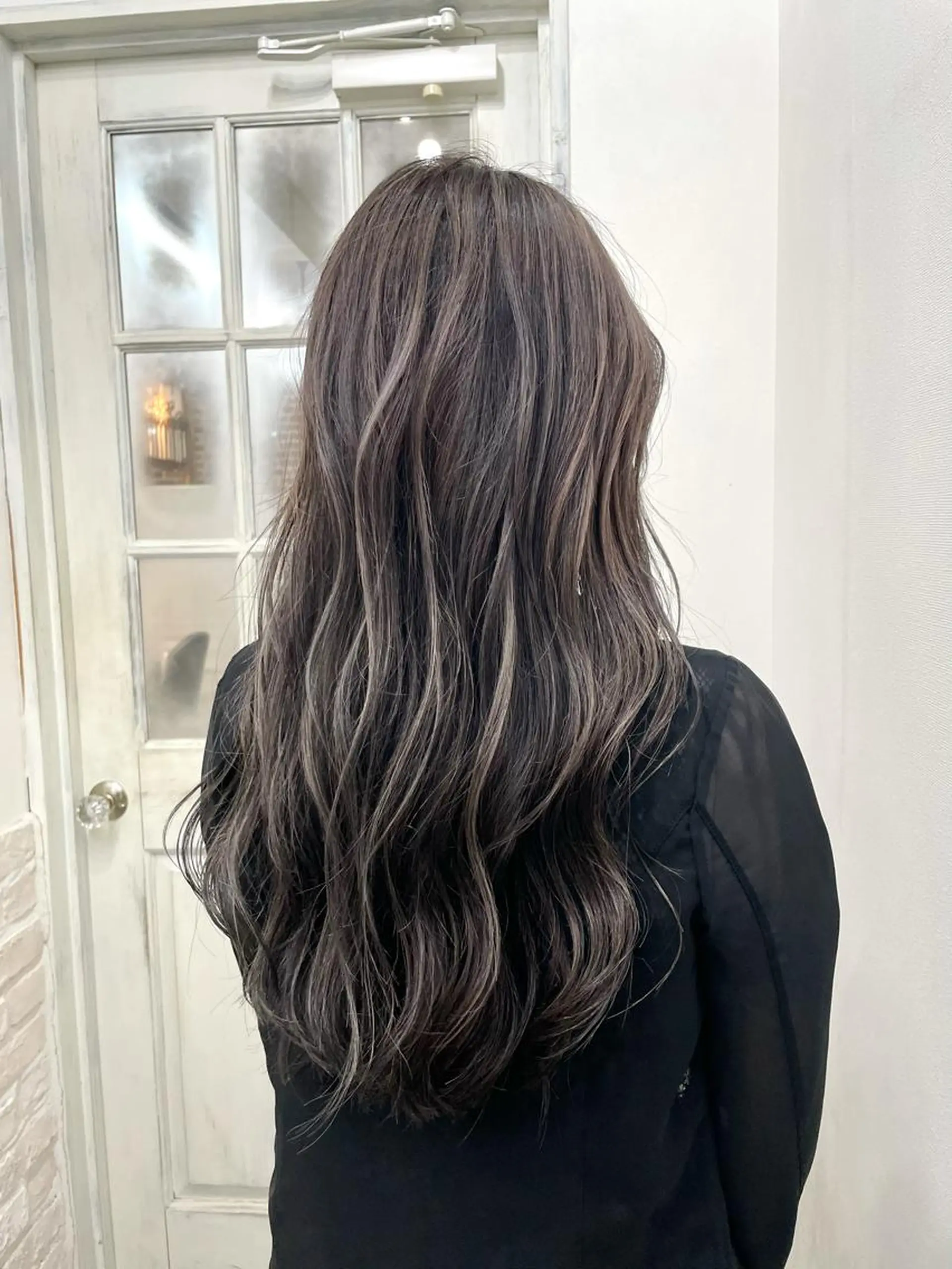 ロング 白いハイライト🤍 タナカリョウスケのヘアスタイル