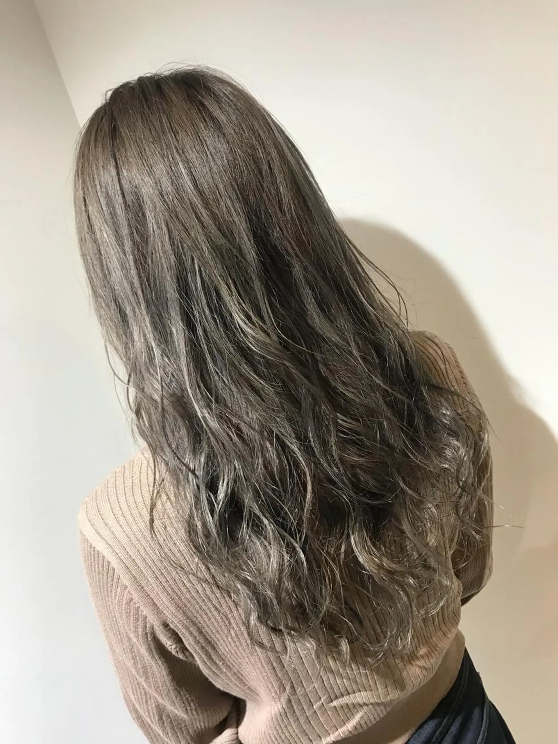 ロング カラー シルバー カット ヘアカラー トリートメント ブリーチ特化 梅田本多翔のヘアスタイル