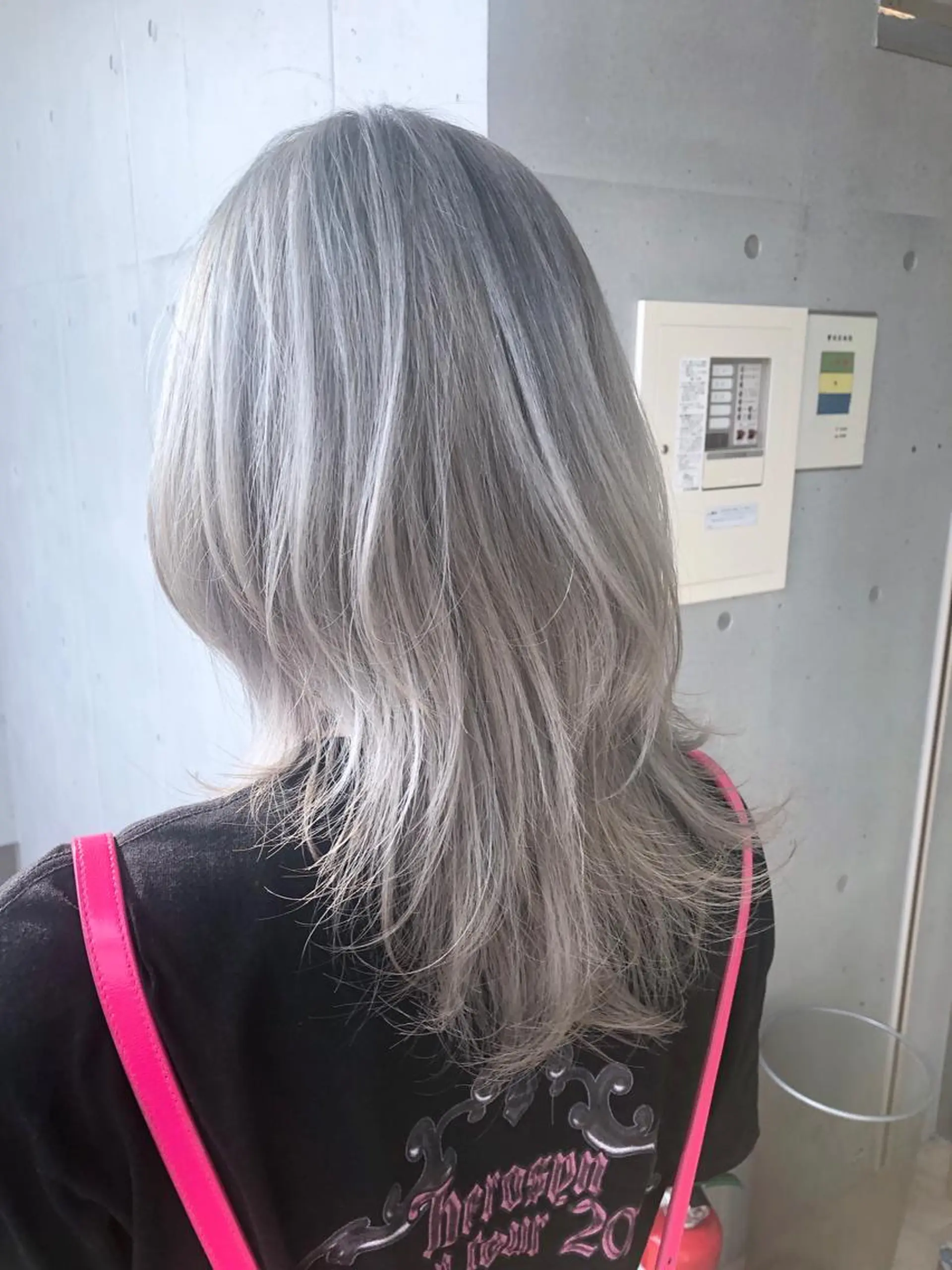 セミロング カラー ブリーチ シルバー ホワイトシルバー ヘアカラー トリートメント ヘアセット ☕️ベージュカラー 内藤光哉☕️のヘアスタイル