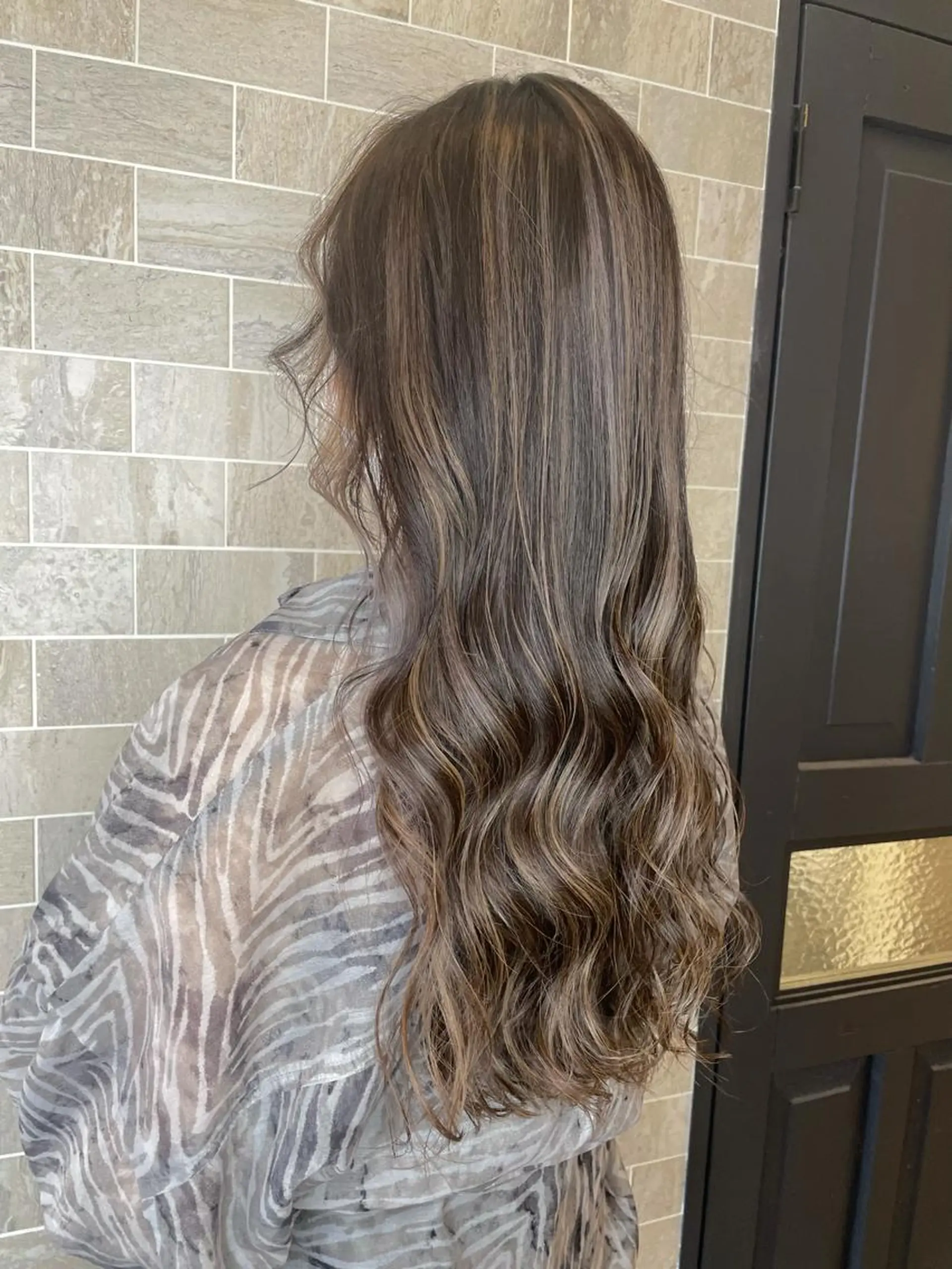 ロング ヘアカラー ブリーチ毛矯正.髪質 改善.髪にドラマをのヘアスタイル