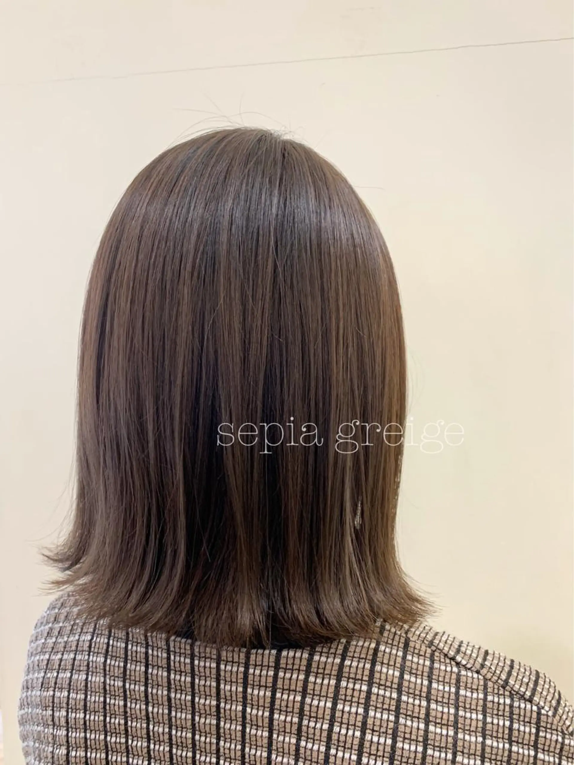 ミディアム カラー ブリーチ 透明感カラー グレージュ ブリーチなしカラー カット ヘアカラー トリートメント ぱつっとボブ/ 小野あかねのヘアスタイル