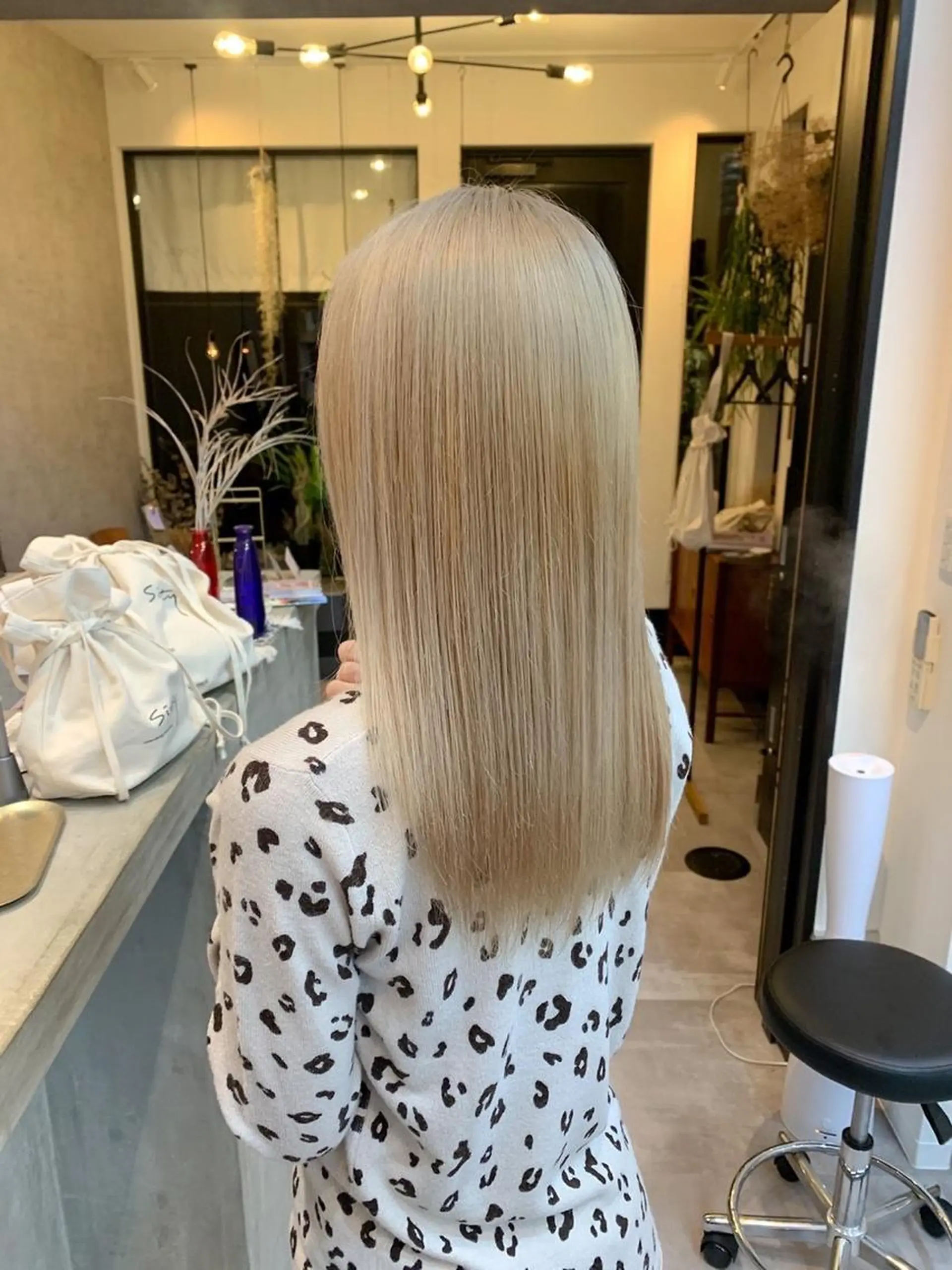 ロング カラー ブリーチ ケアブリーチ ハイトーンカラー ロング ダウンパーマ 【sity.ザイク】のヘアスタイル