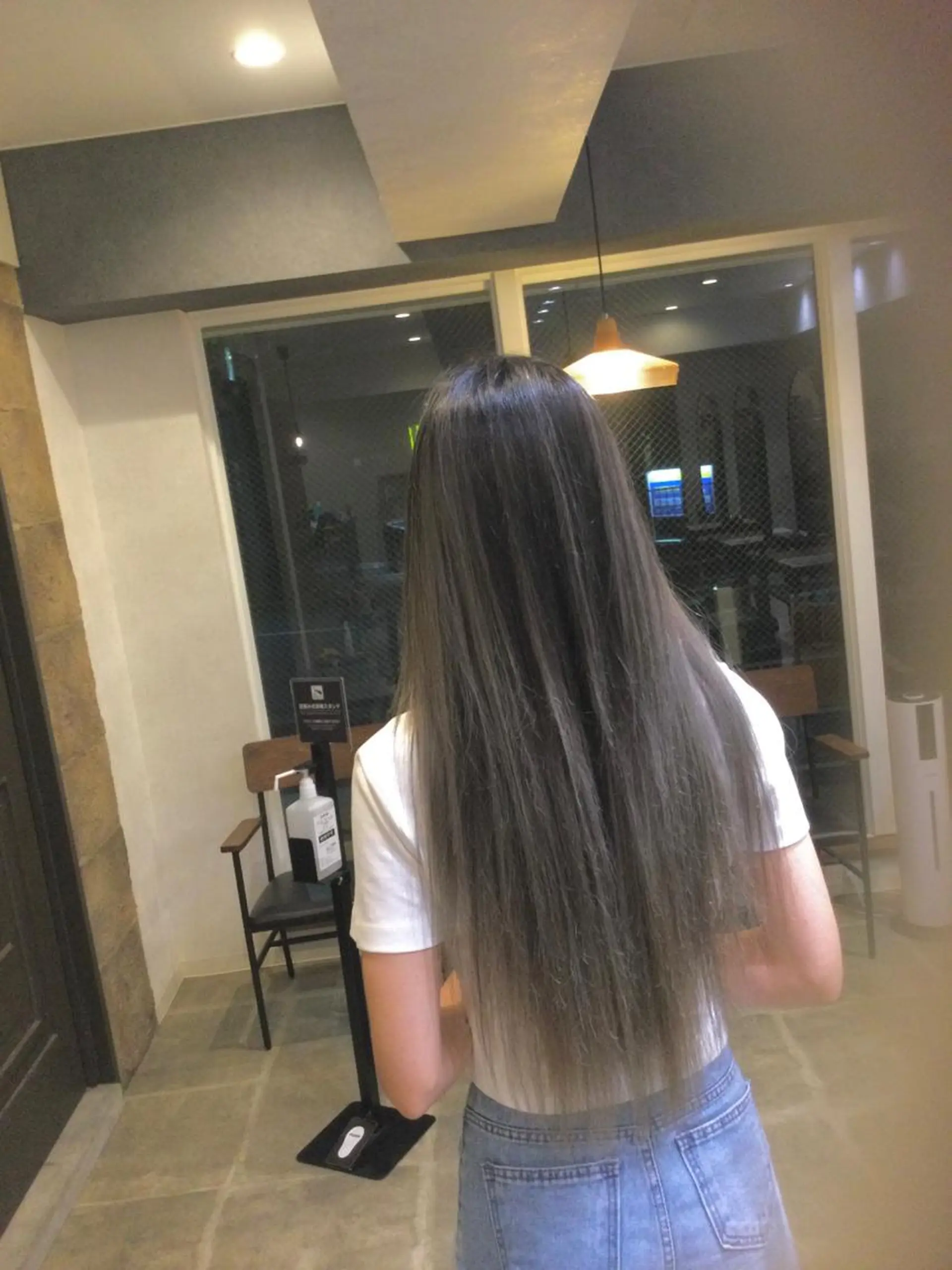 ロング カラー バレイヤージュ シルバー レイヤーカット ロング カット ヘアカラー トリートメント 茨木市駅徒歩5分 小林龍之介のヘアスタイル