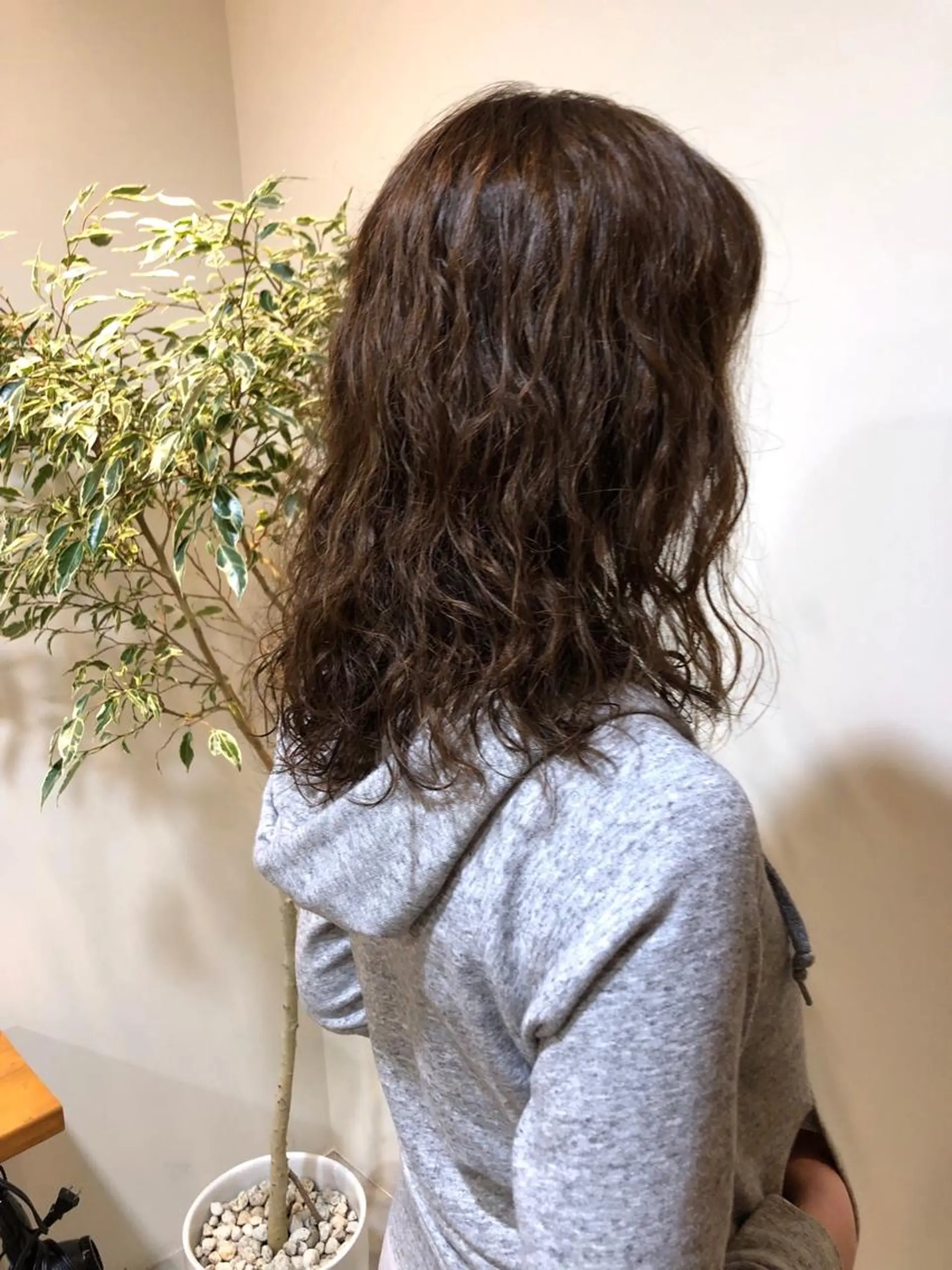 ミディアム パーマ MIOベージュカラー 柔らかいカラーのヘアスタイル