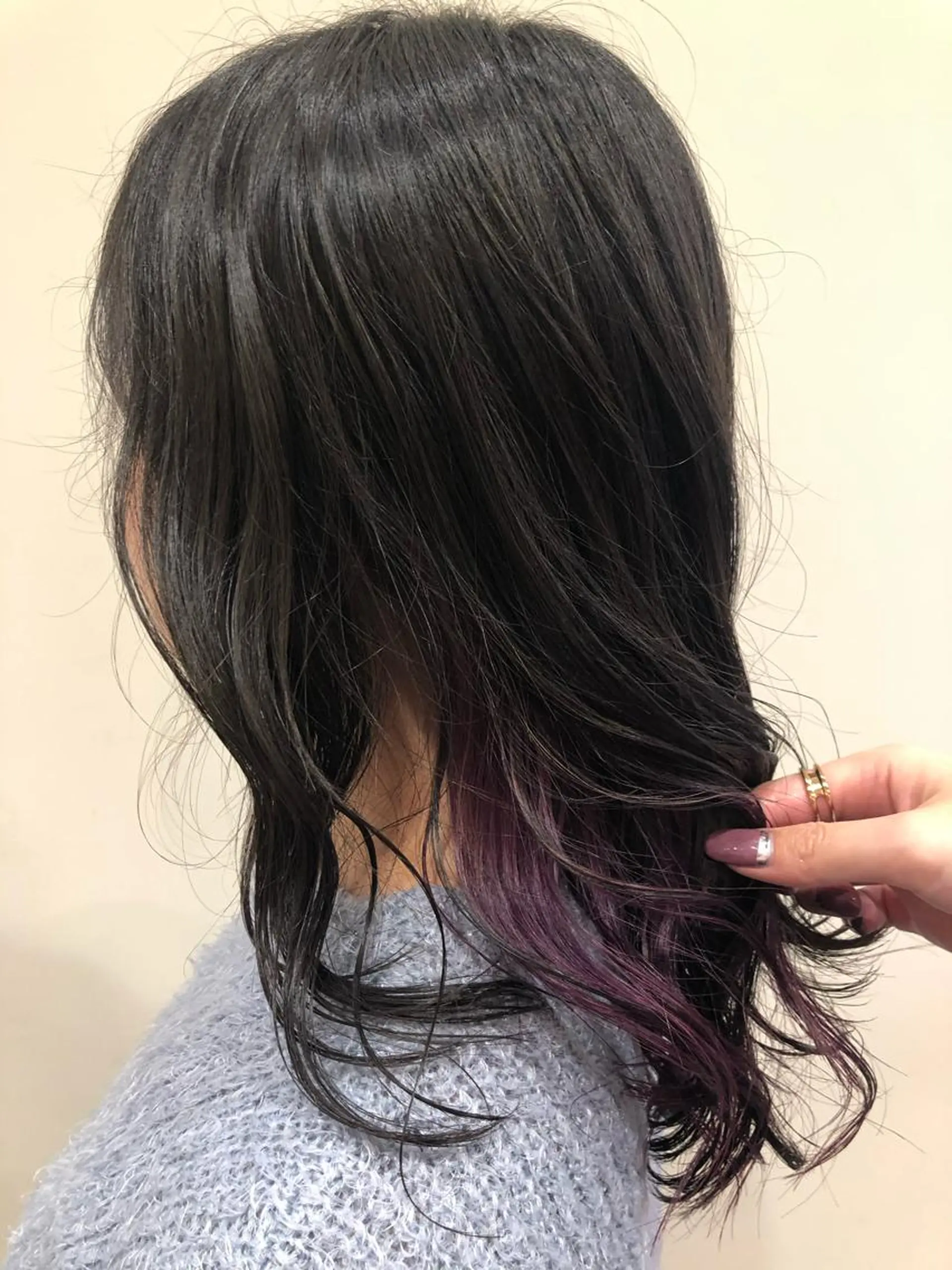 ミディアム カラー インナーカラー バイオレットカラー ヘアカラー Amour なぐらのヘアスタイル