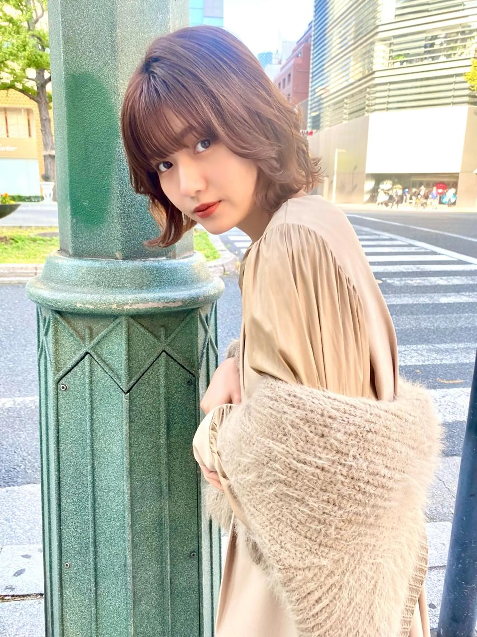 ショート カラー ヘアアレンジ コテ巻き風パーマ 韓国風パーマ　無重力のヘアスタイル