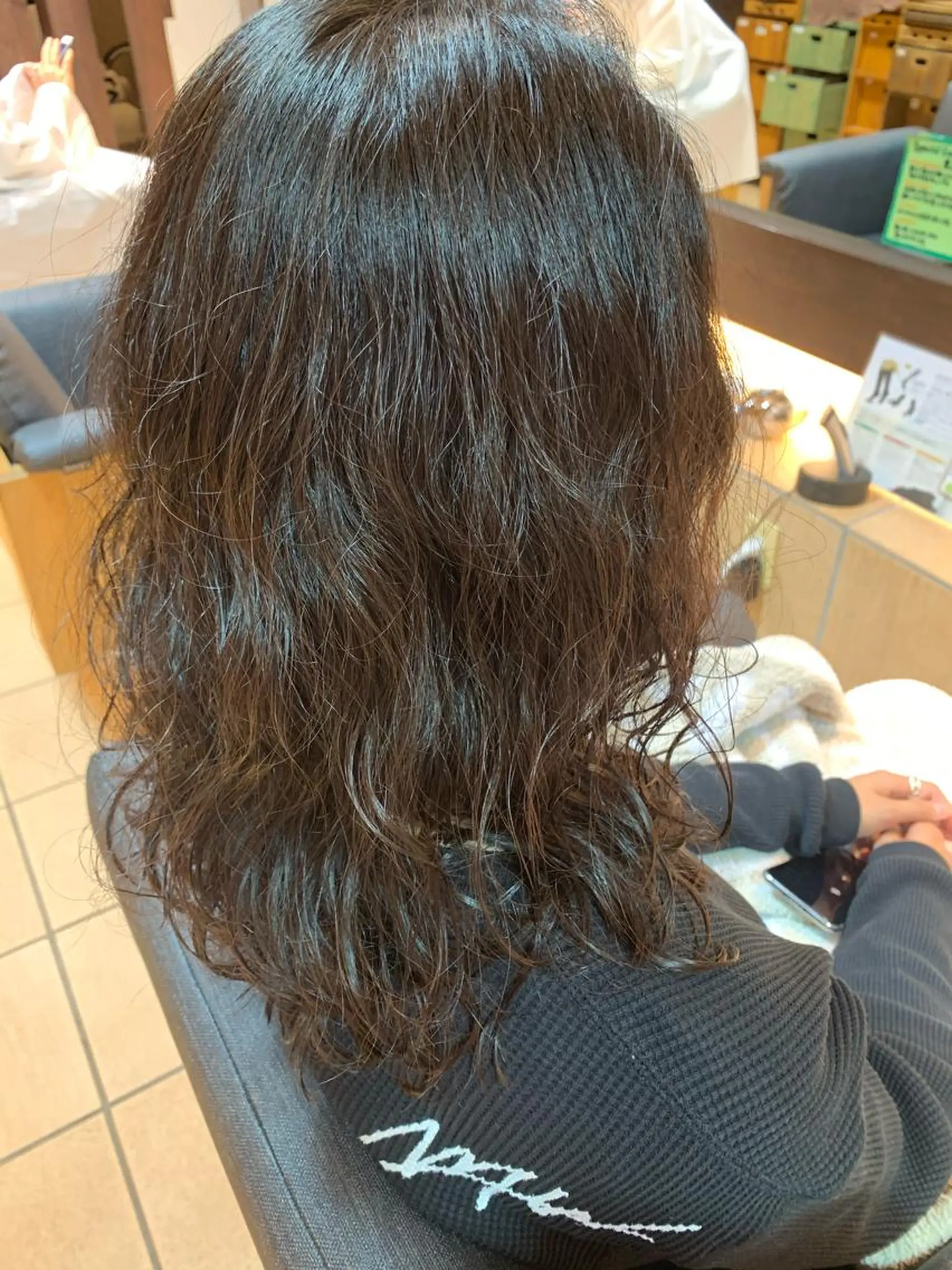 セミロング パーマ ハイトーンカラー🩵 耳ツボジュエリー👂のその他イメージ