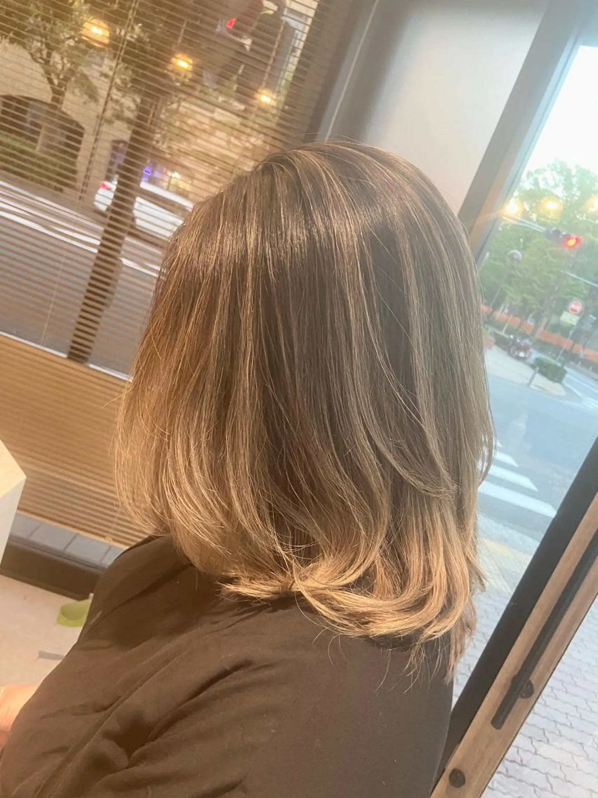 ミディアム カラー バレイヤージュ ブリーチ レイヤーカット ヘアカラー トリートメント 褒められヘアー ERI✨のヘアスタイル