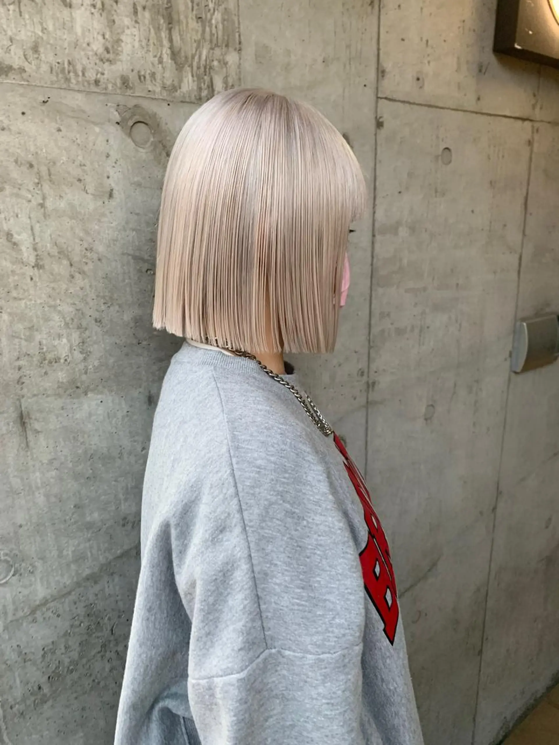 ミディアム カラー 切りっぱなしボブ ボブ カット ヘアカラー トリートメント ミルクティーベージュ ブリーチ　店長　清水のヘアスタイル