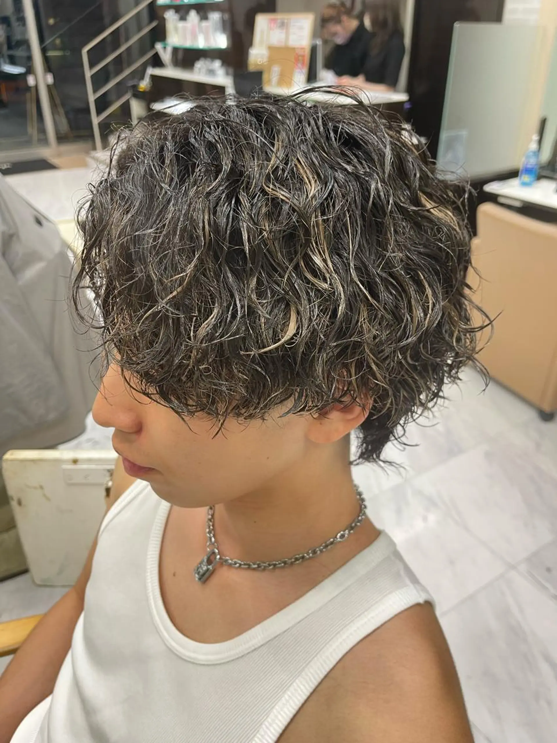 ショート パーマ メンズ センターパート メンズウルフカット ウルフカット 🌻メンズカット 落合諒🌻のヘアスタイル