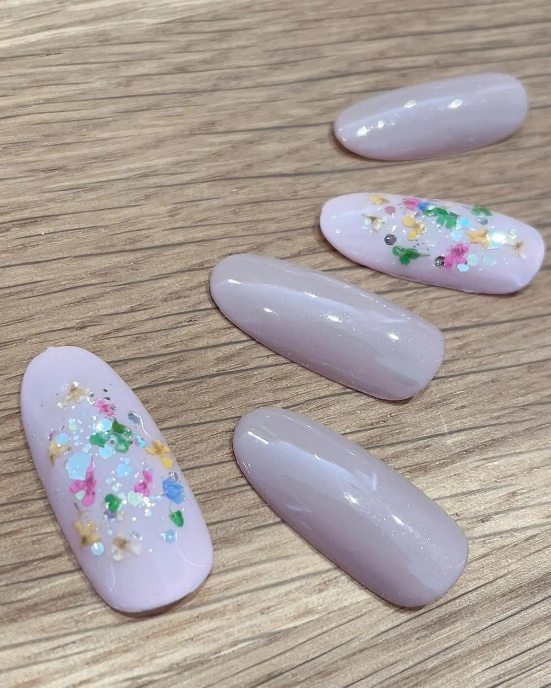 ネイル マツエク・マツパ まつげパーマ ボリュームラッシュ ジェルネイル ニュアンスネイル パラジェル ハンドネイル 髙橋 敦子のネイルデザイン