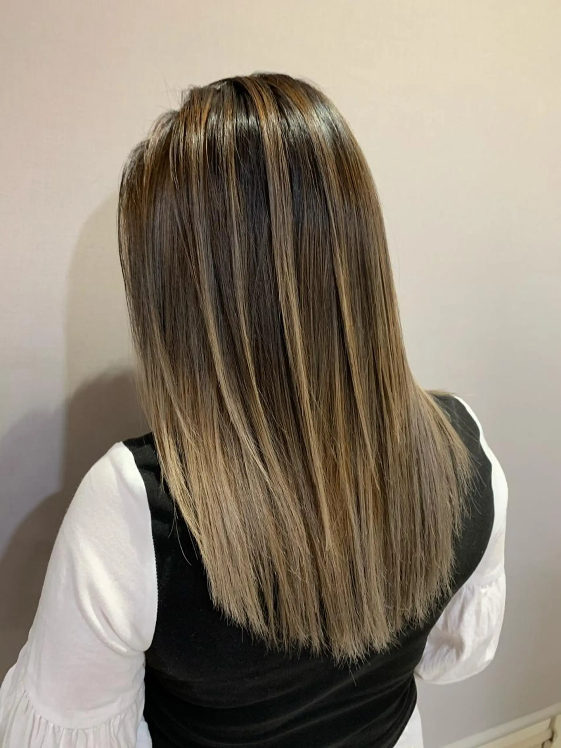 セミロング カラー バレイヤージュ ブリーチ レイヤーカット ブリーチ特化／ハイト ーン／ホワイトカラーのヘアスタイル