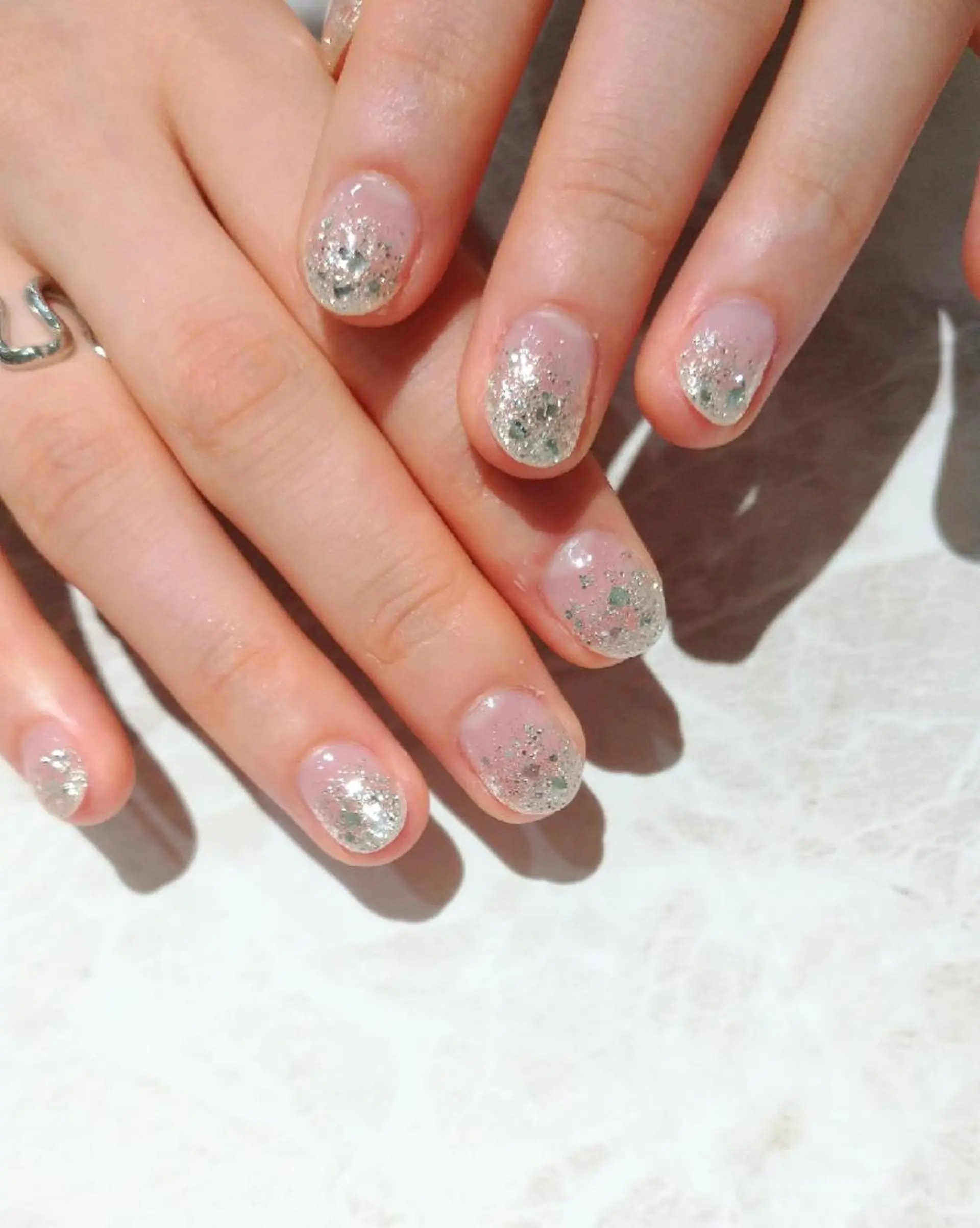 ネイル グラデーション ラメ(グリッター) ラメグラデーション シルバー 會田 瑠衣のネイルデザイン