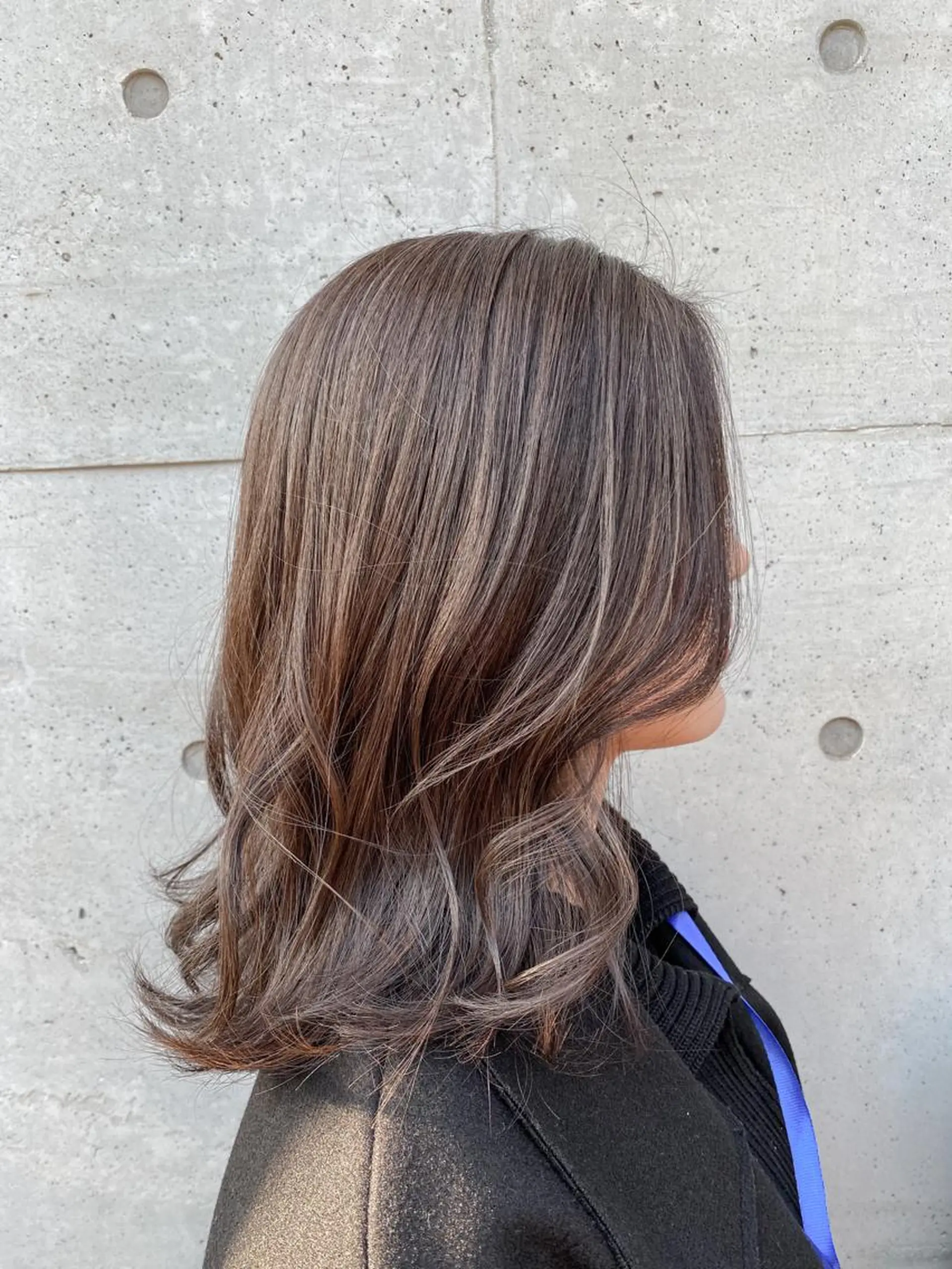 ミディアム カラー アッシュ アッシュグレー ハイライトカラー ハイライト 【透明感、艶髪】西村 有司のヘアスタイル