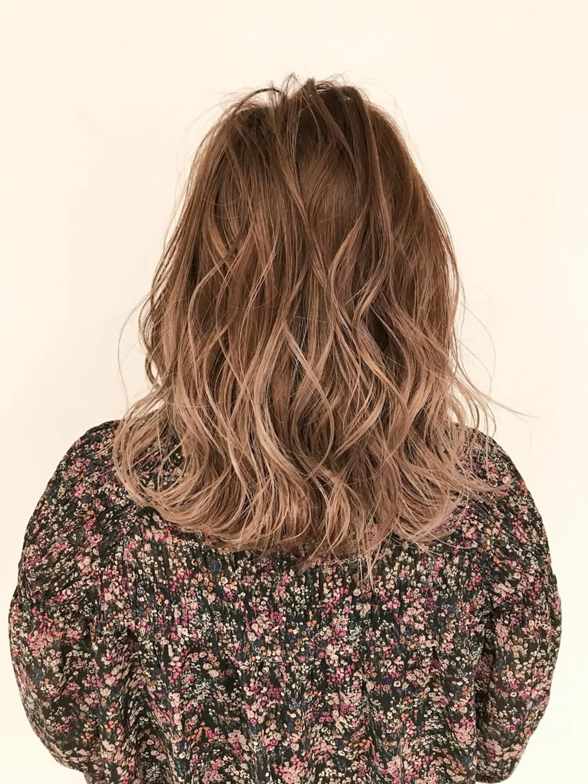 ミディアム カラー アッシュ バレイヤージュ ベージュカラー ブリーチ ケアブリーチ AMI Hair  supply所属・髪質改善カラー韓国風 レイヤーtudaのヘアスタイル