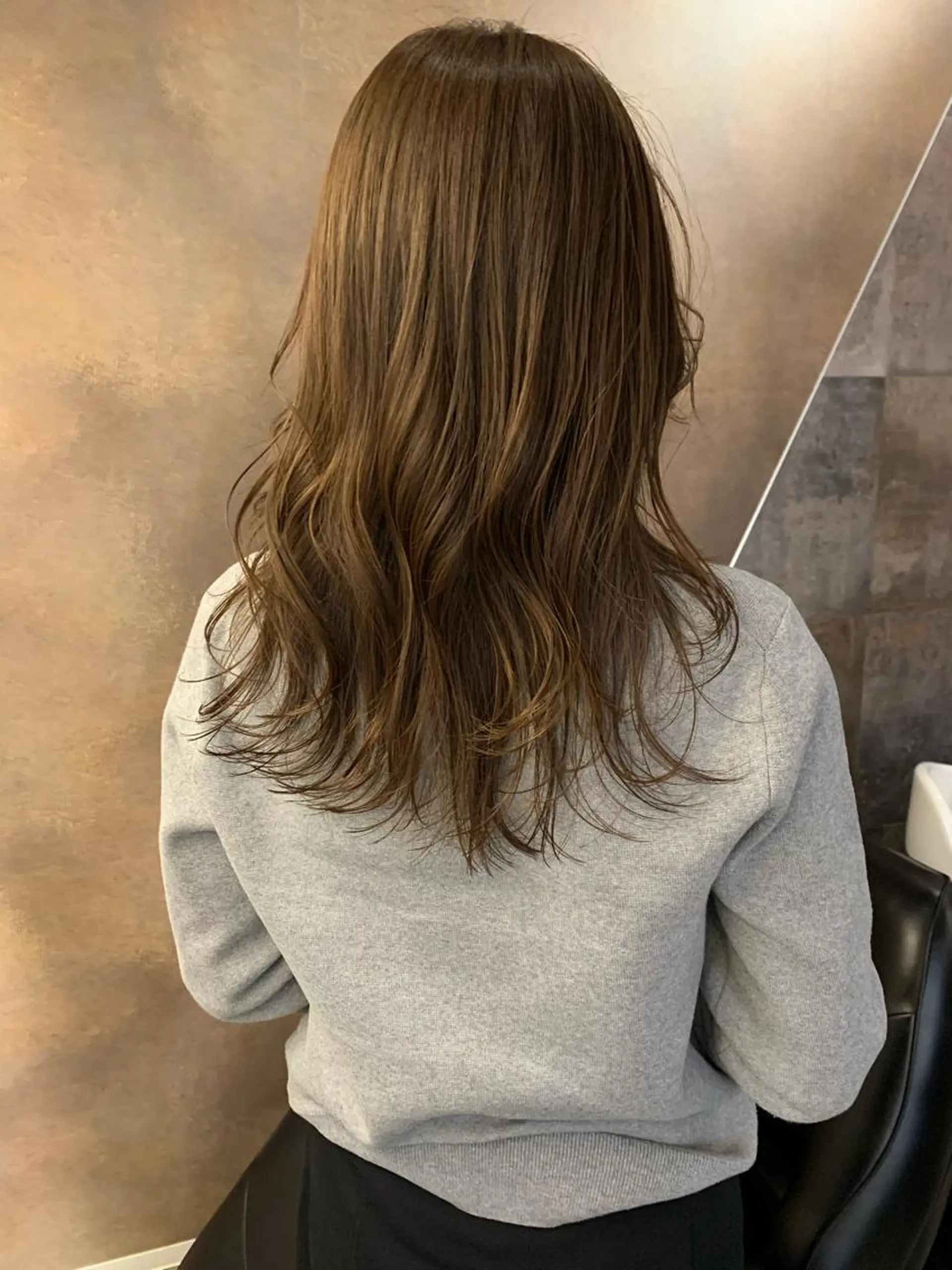 ロング カラー カット ヘアカラー SAKINO． ベージュカラーのヘアスタイル