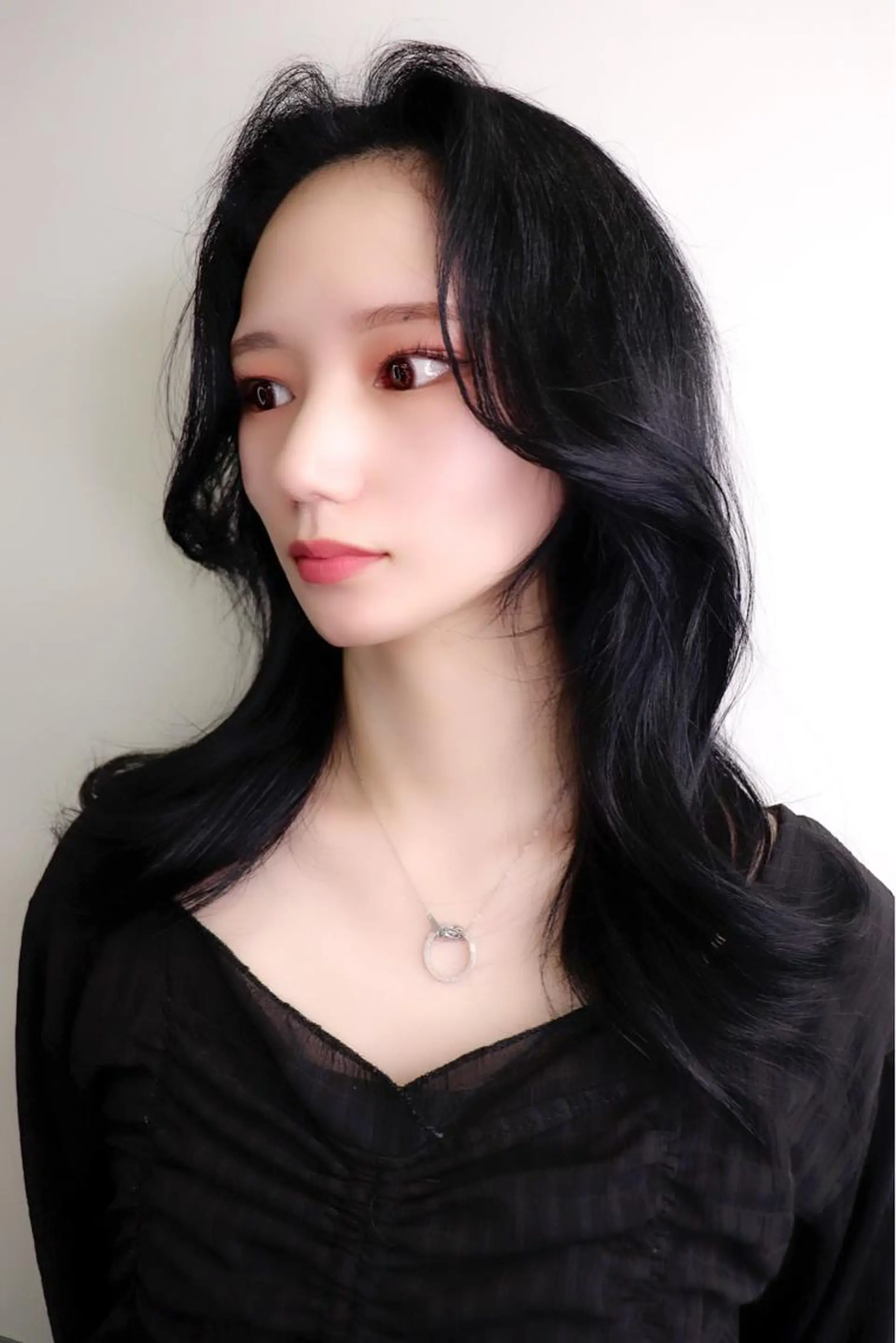 セミロング カラー 黒髪 ブルーカラー ブルーブラック ヘアカラー TSUYOSHI 韓国ヘア/くびれヘアのヘアスタイル