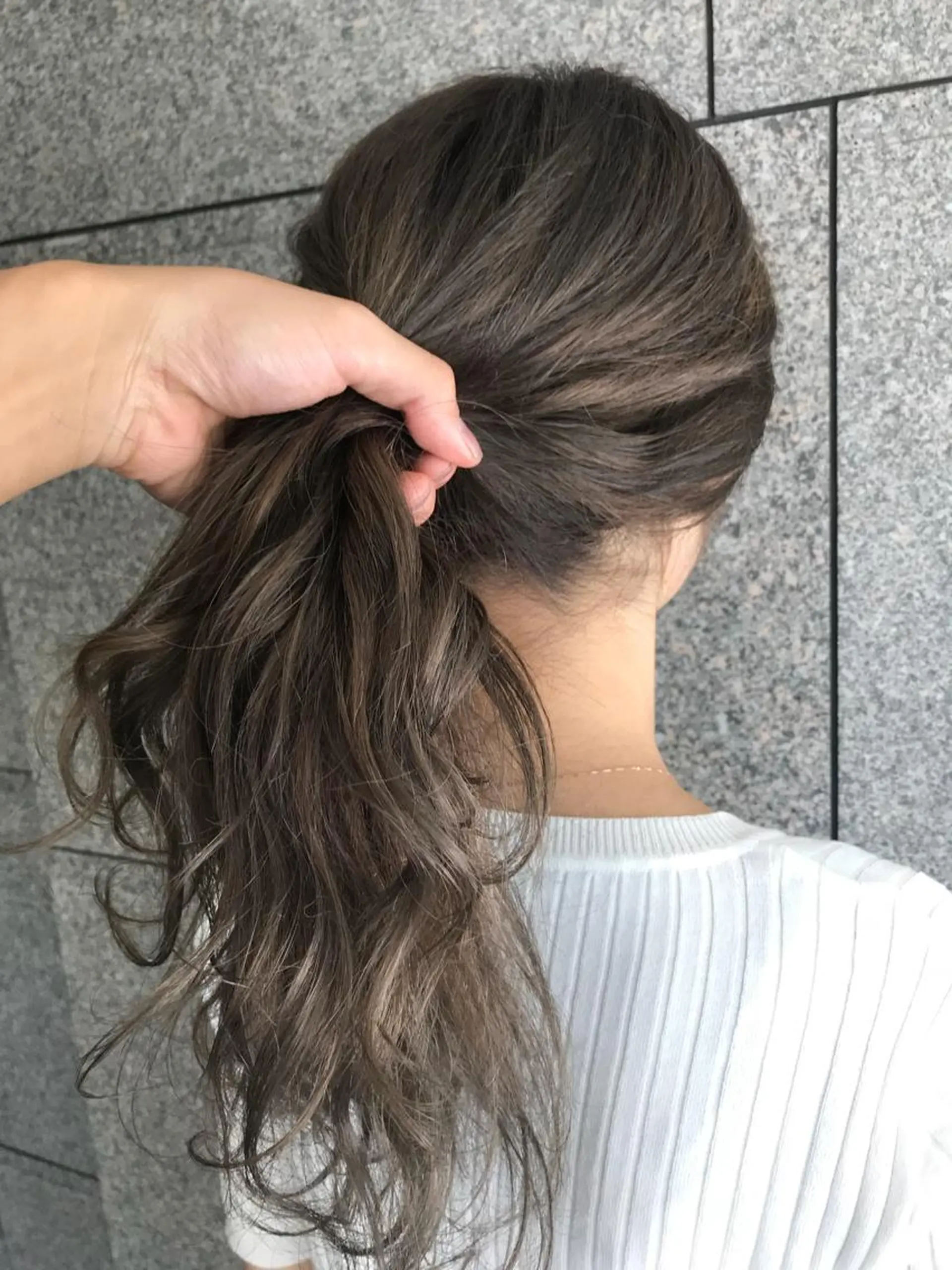 ミディアム カラー グレージュ ハイライトカラー ハイライト AILEE所属・ウルフカット レイヤーカット上柿のヘアスタイル