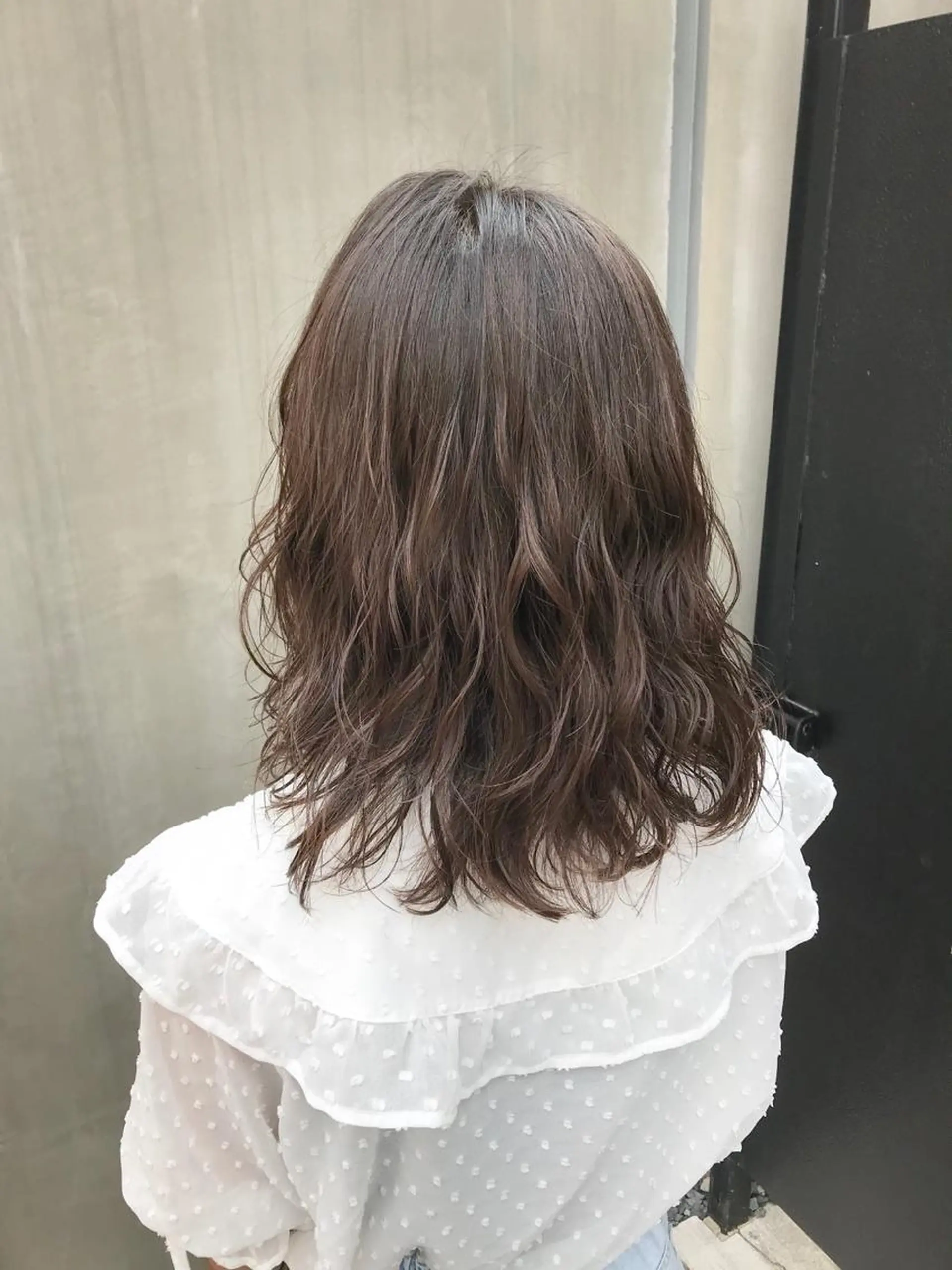 ミディアム パーマ ミディアムパーマ 外ハネヘア 赤み消し韓国ヘア レイヤー縮毛🤍渡邉のヘアスタイル