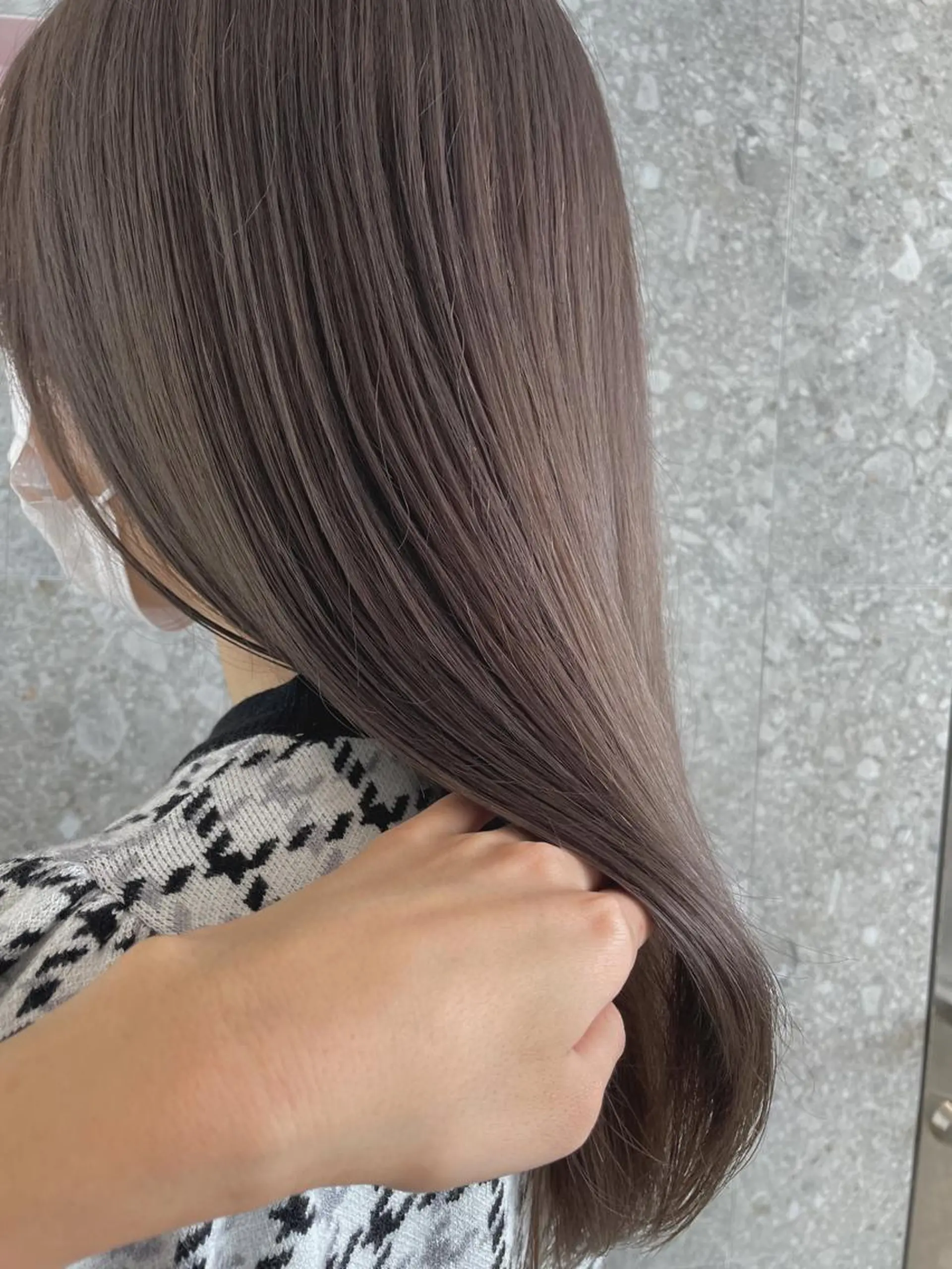 セミロング カラー グレージュ ラベンダーカラー ラベンダーグレージュ ラベンダーグレー カット ヘアカラー トリートメント 山下 千明のヘアスタイル