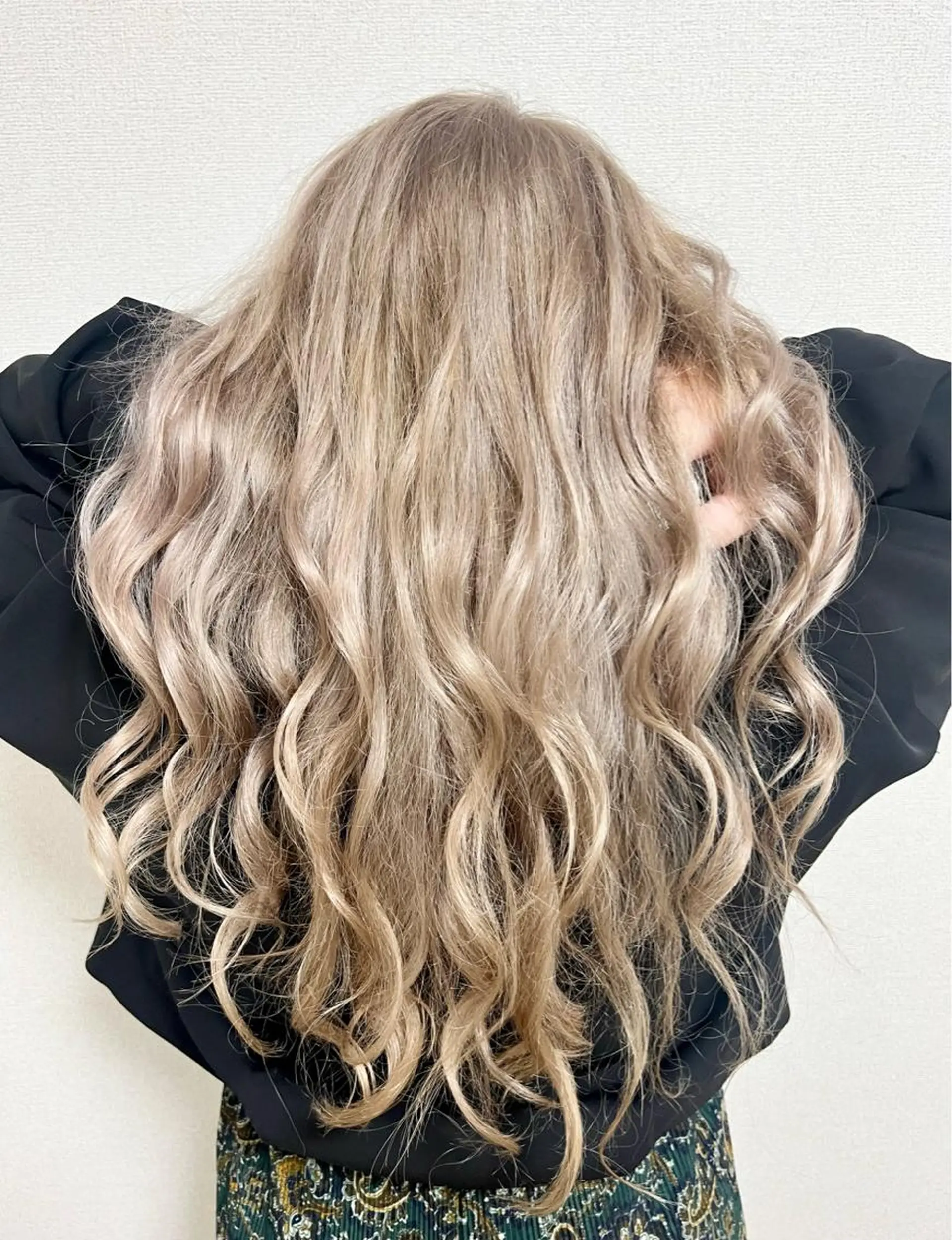 ロング カラー ベージュカラー ミルクティーベージュ ホワイトベージュ ホワイトミルクティーベージュ ヘアカラー トリートメント 興津/韓国レイヤー ダブルカラー美髪縮毛のヘアスタイル