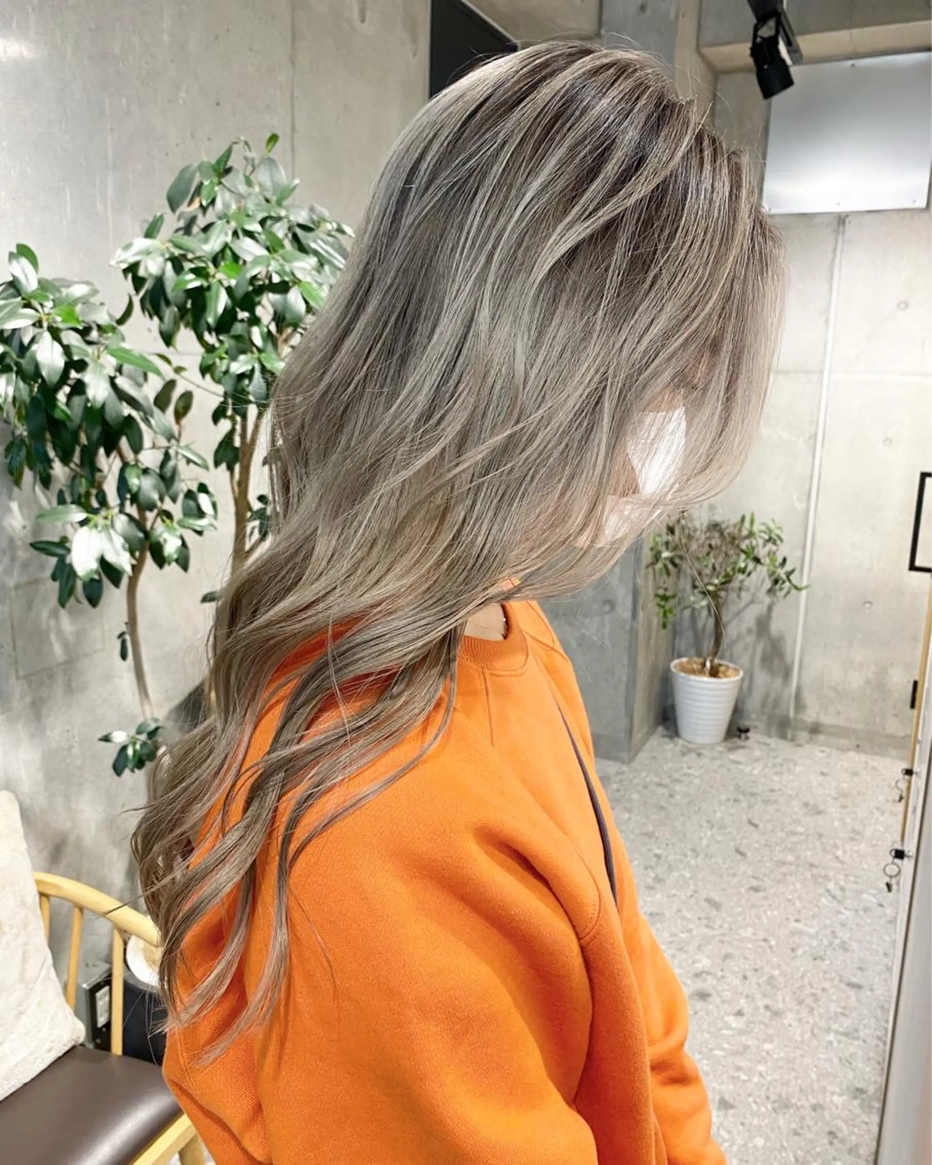 ロング カラー ブリーチ ヘアカラー ブリーチカラーレイヤ ーカット🦋annaのヘアスタイル