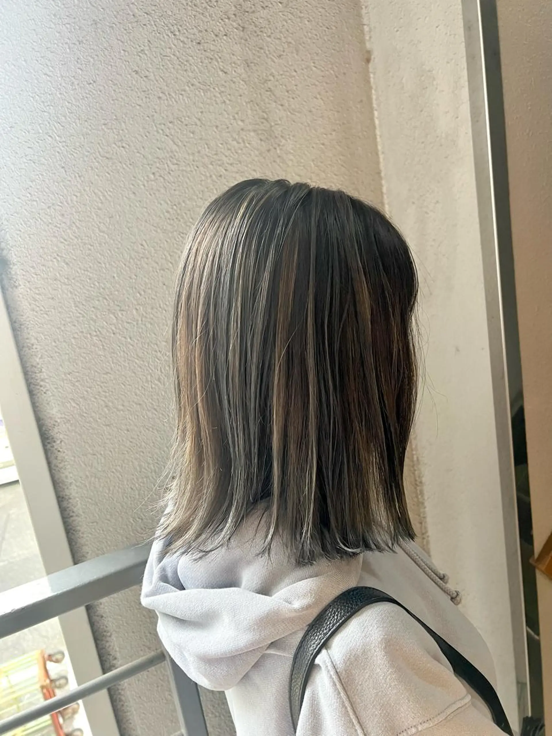 ミディアム カラー グレージュ ハイライトカラー ハイライト 外ハネヘア カット ヘアカラー トリートメント Kazu .Kのヘアスタイル