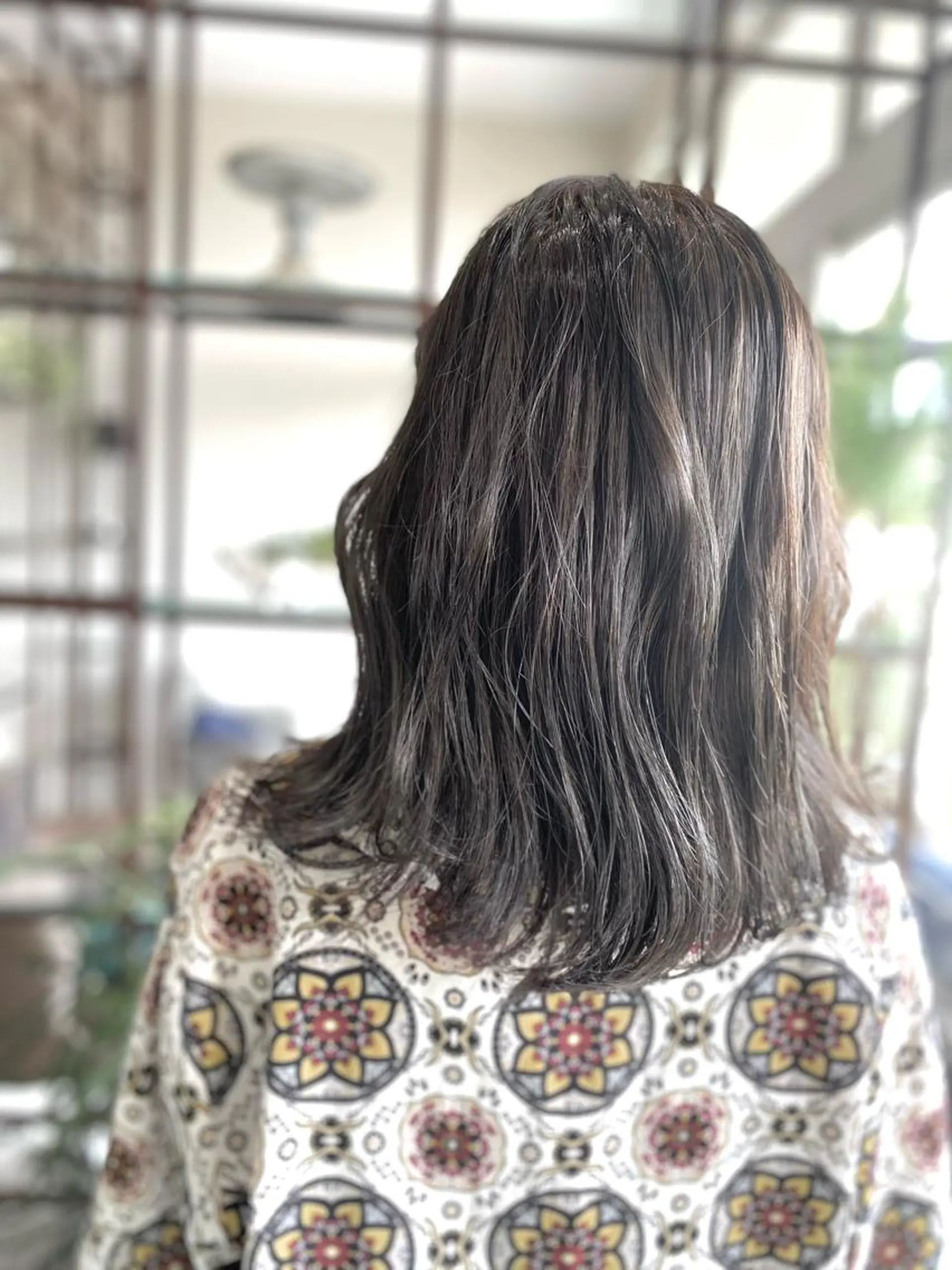 ミディアム カラー ブリーチ ブルーカラー グレージュ ブリーチなしカラー ヘアカラー Style Tのヘアスタイル