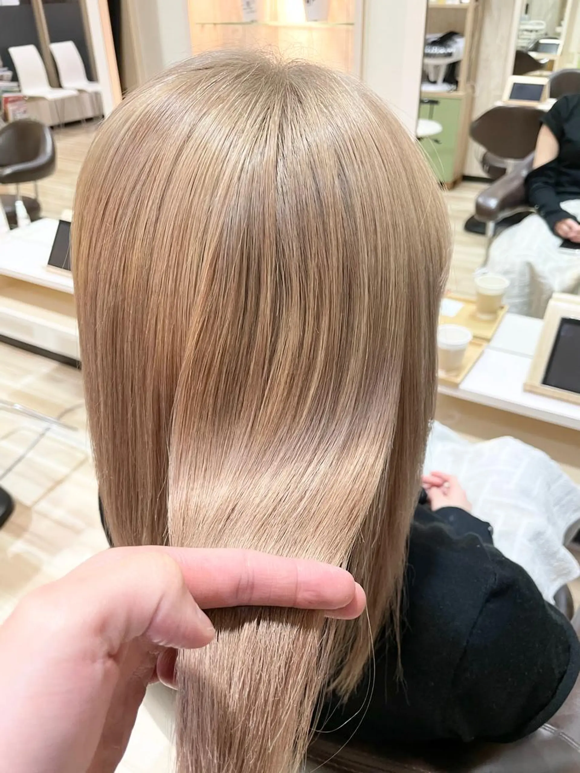 セミロング カラー 🌈派手髪ハイトーン 🌈鈴木亮太🌈のヘアスタイル