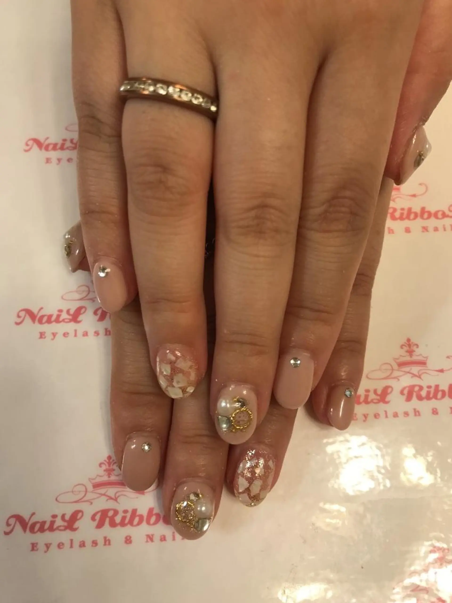 ネイル ネイルリボン 受付スタッフのネイルデザイン