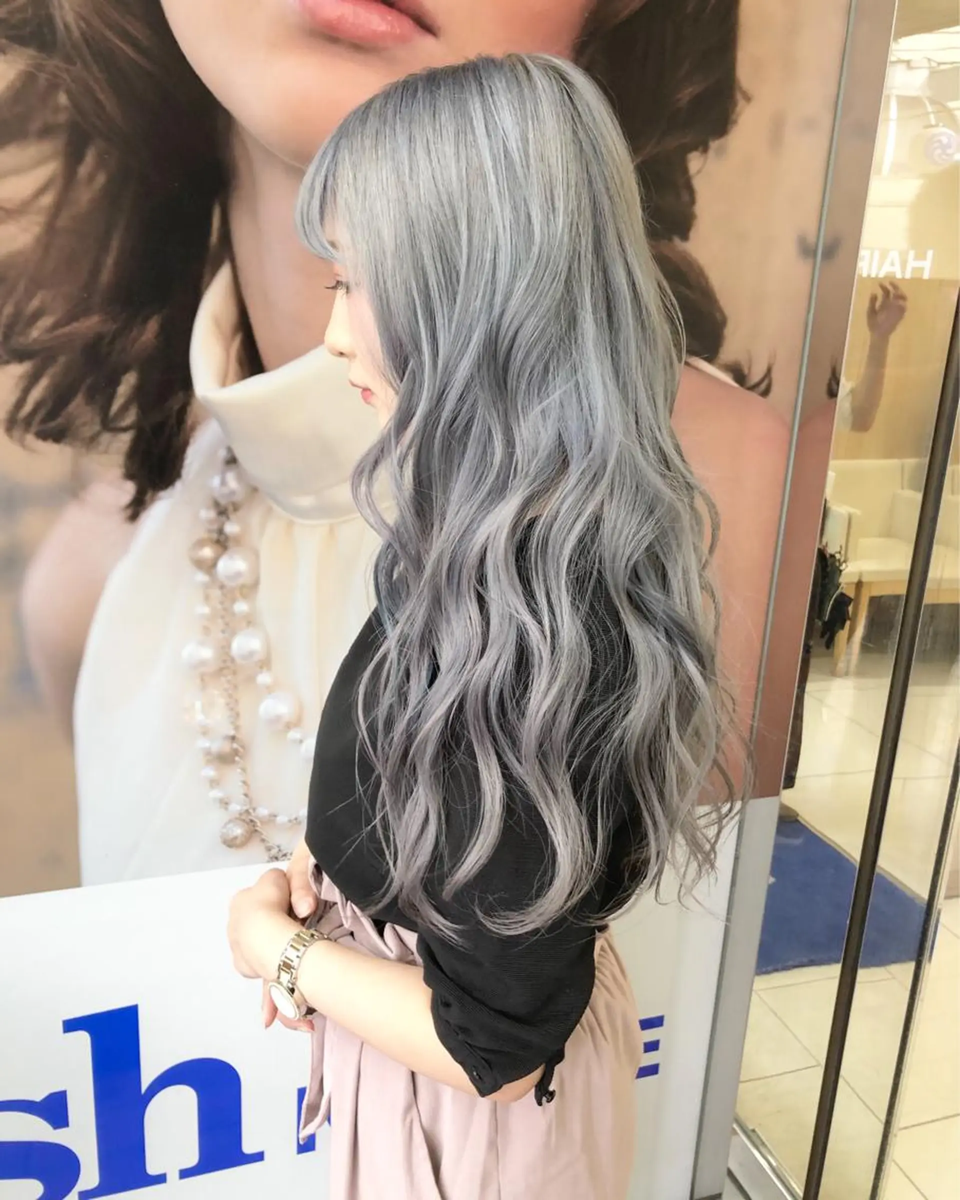 ロング カラー ブリーチ グレージュ 丸みショートボブ/ タッセルボブ 吉野のヘアスタイル