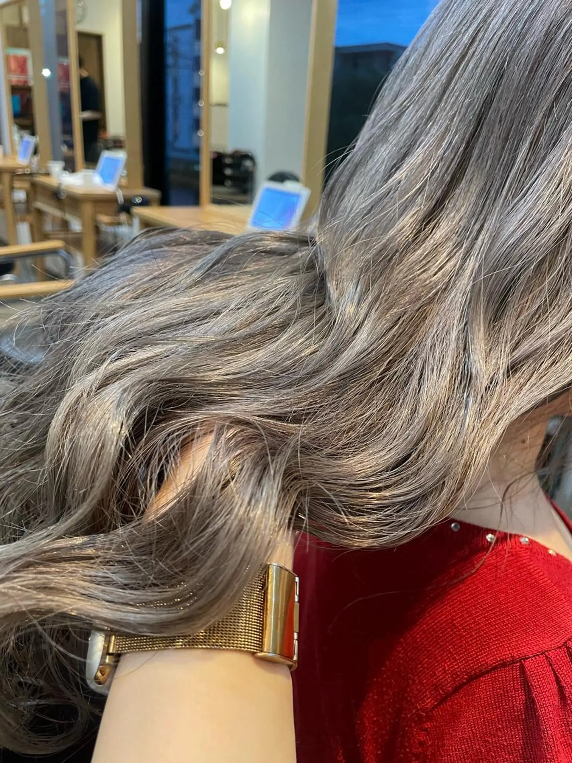 ロング ブリーチなしベージュ カラー佐藤華厘のヘアスタイル