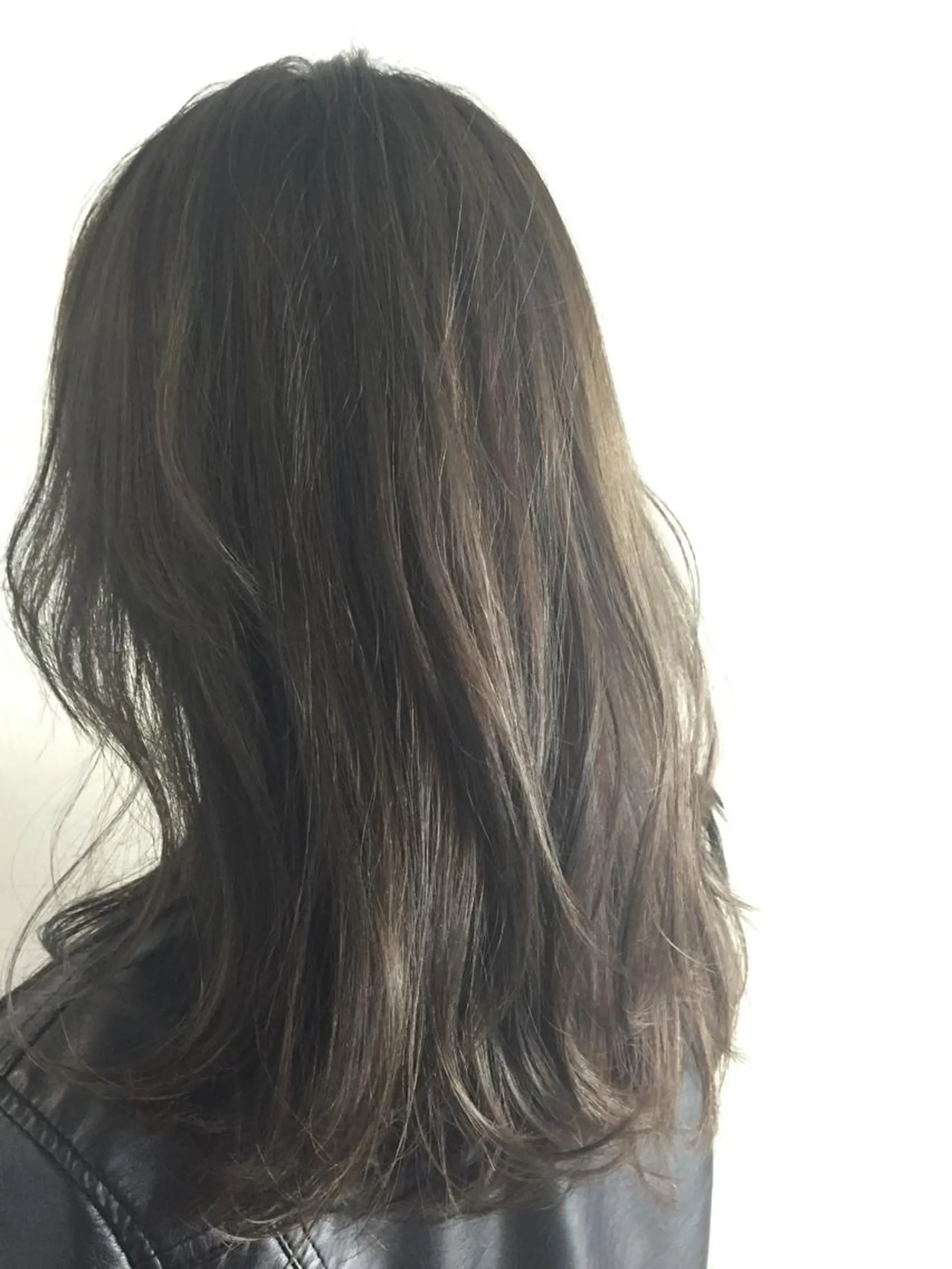 ミディアム カラー グレージュ conne& ririのヘアスタイル