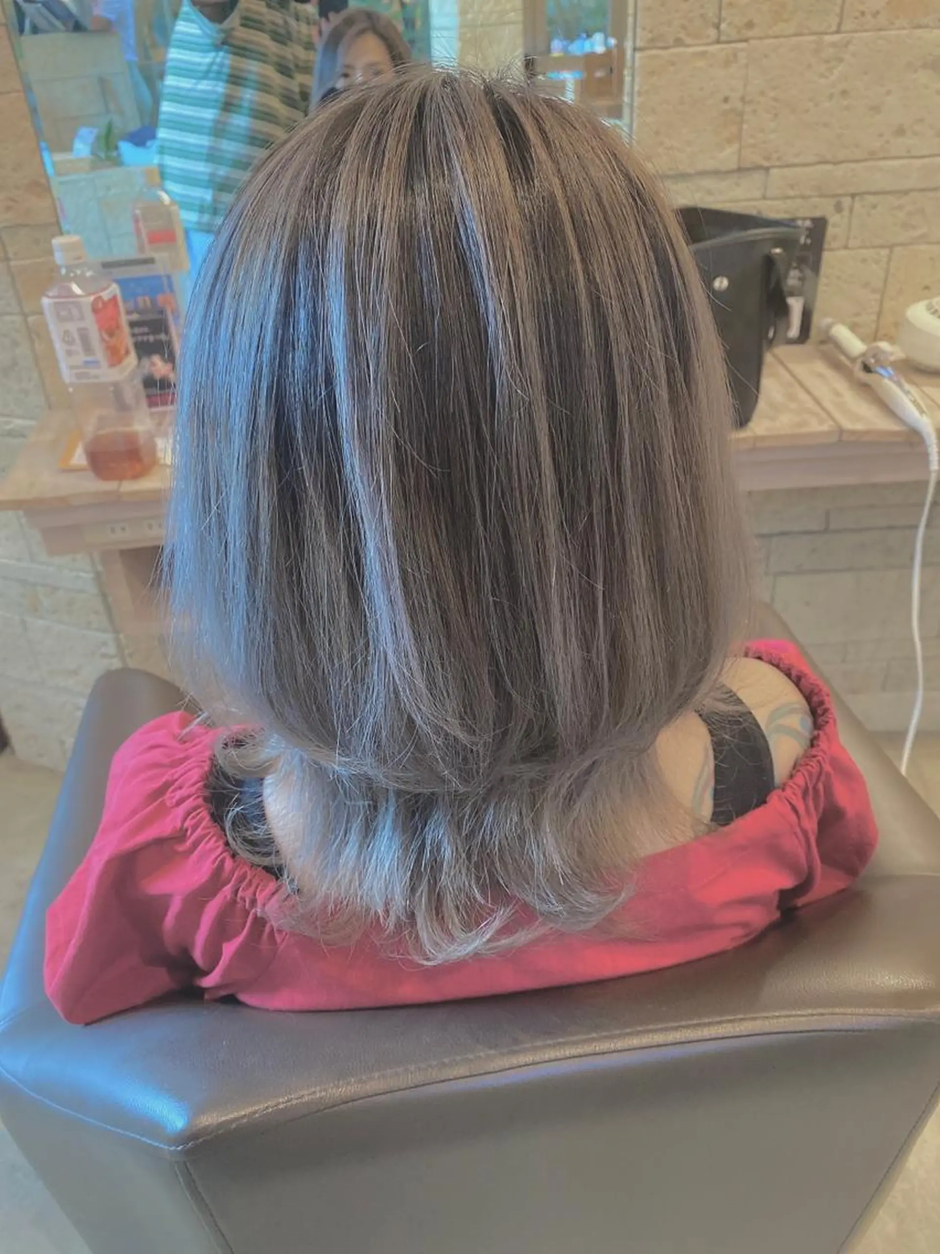 ミディアム カラー バレイヤージュ シルバー レイヤーカット ヘアカラー 小塚 レイヤー/ボブ /韓国ヘア/ブリーチのヘアスタイル