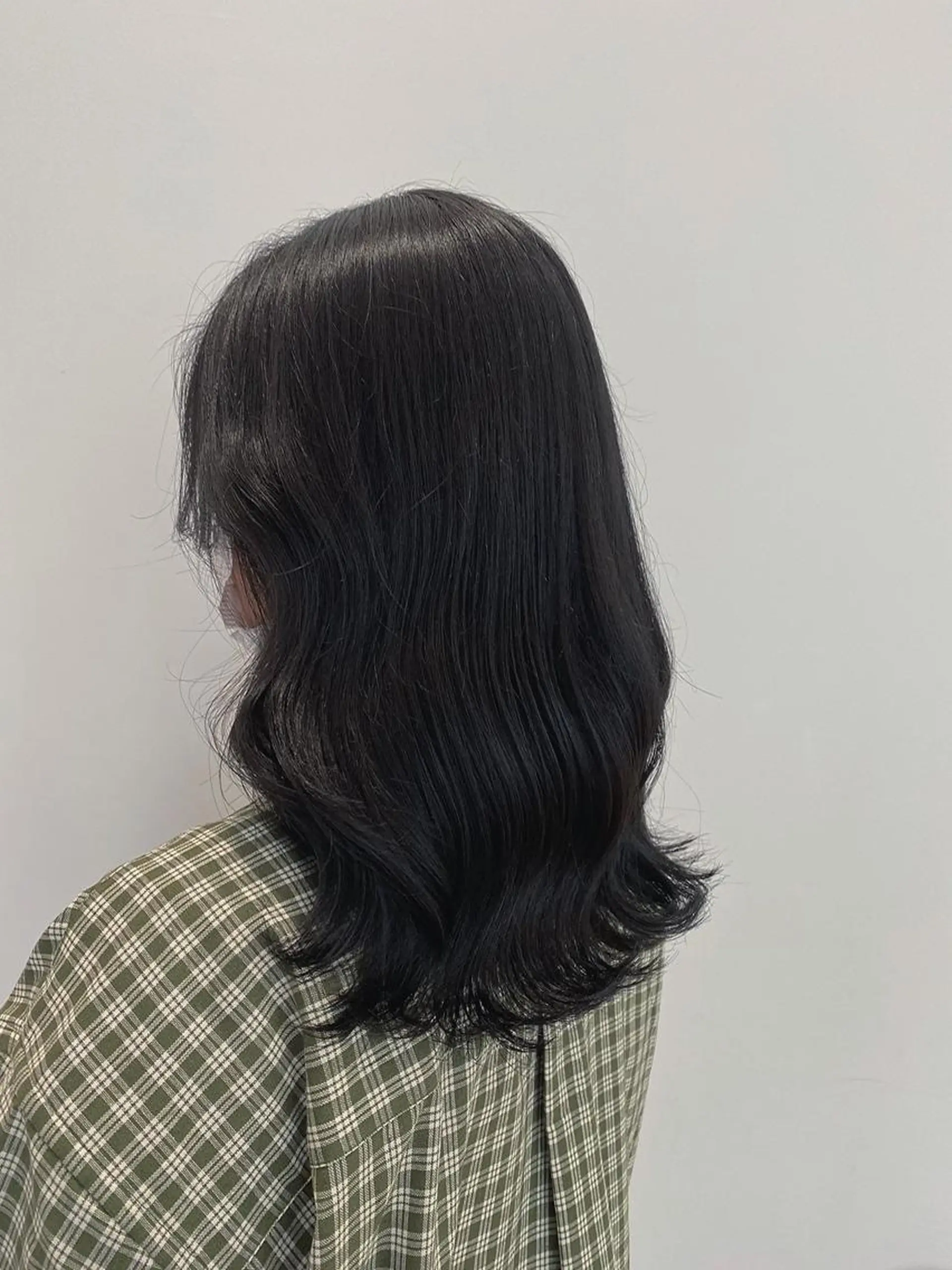 セミロング カラー 黒髪 ブルーカラー ブルーブラック 透明感カラー 和歌山韓国ヘア🌙 MOEのヘアスタイル