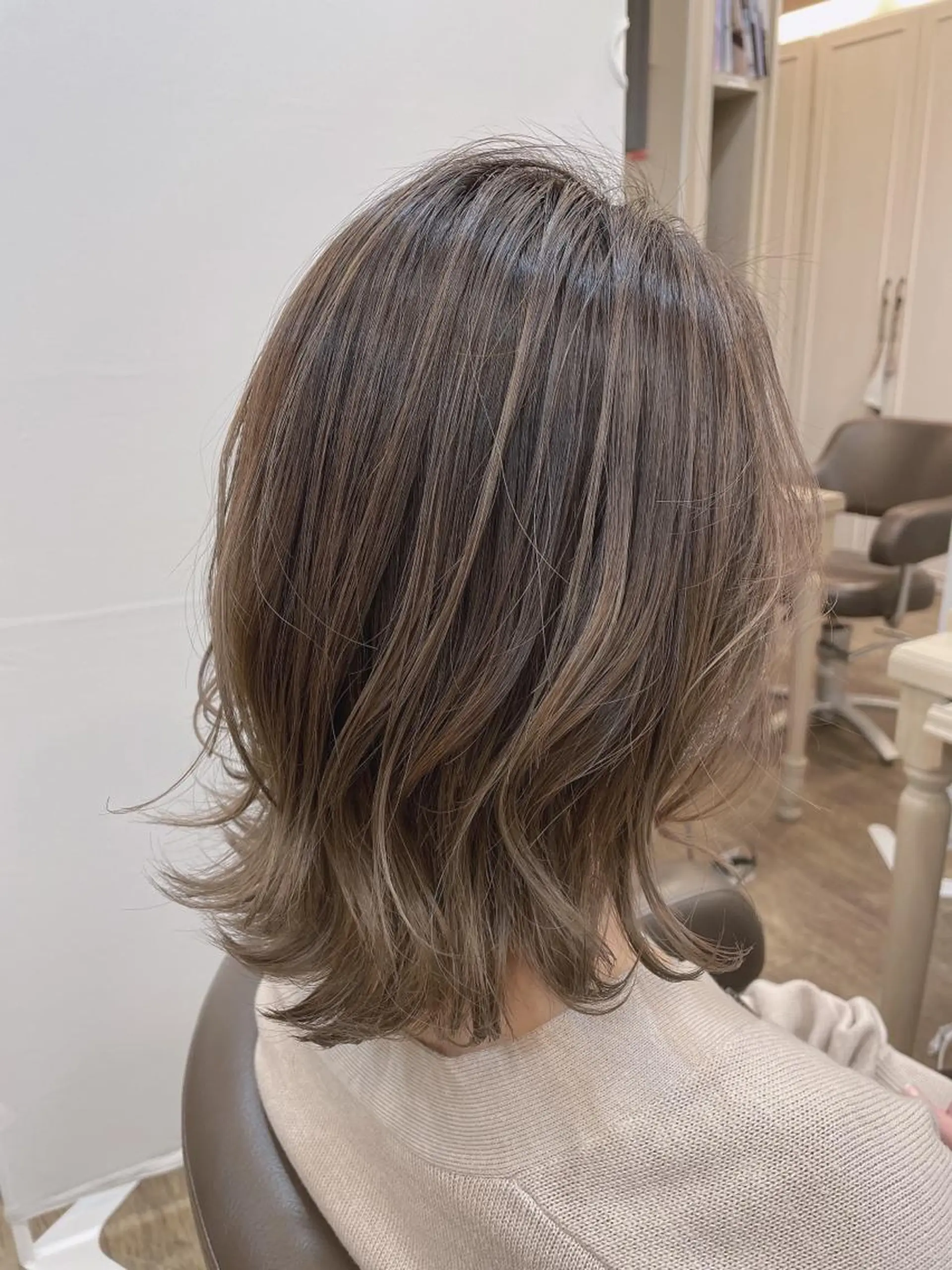 ミディアム カラー バレイヤージュ グレージュ レイヤーカット 尚平 40代からの 髪質改善専門のその他イメージ