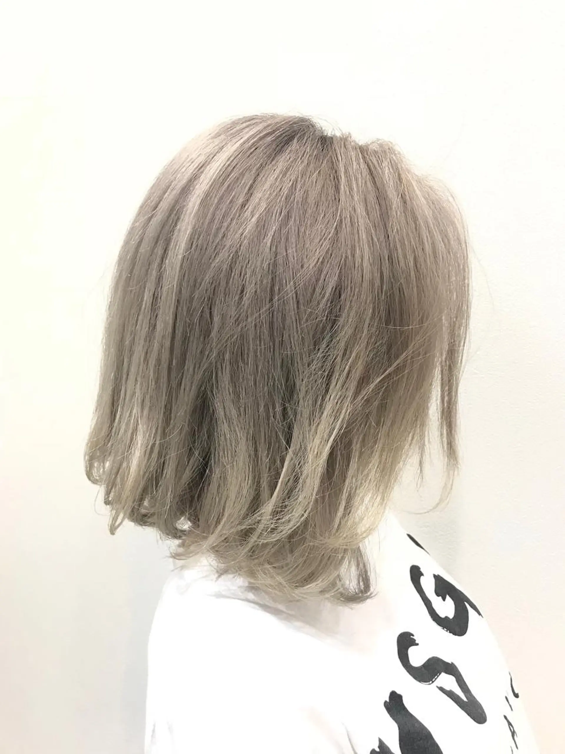 ミディアム アッシュ ブリーチカラー☆ 再生トリートメントのヘアスタイル